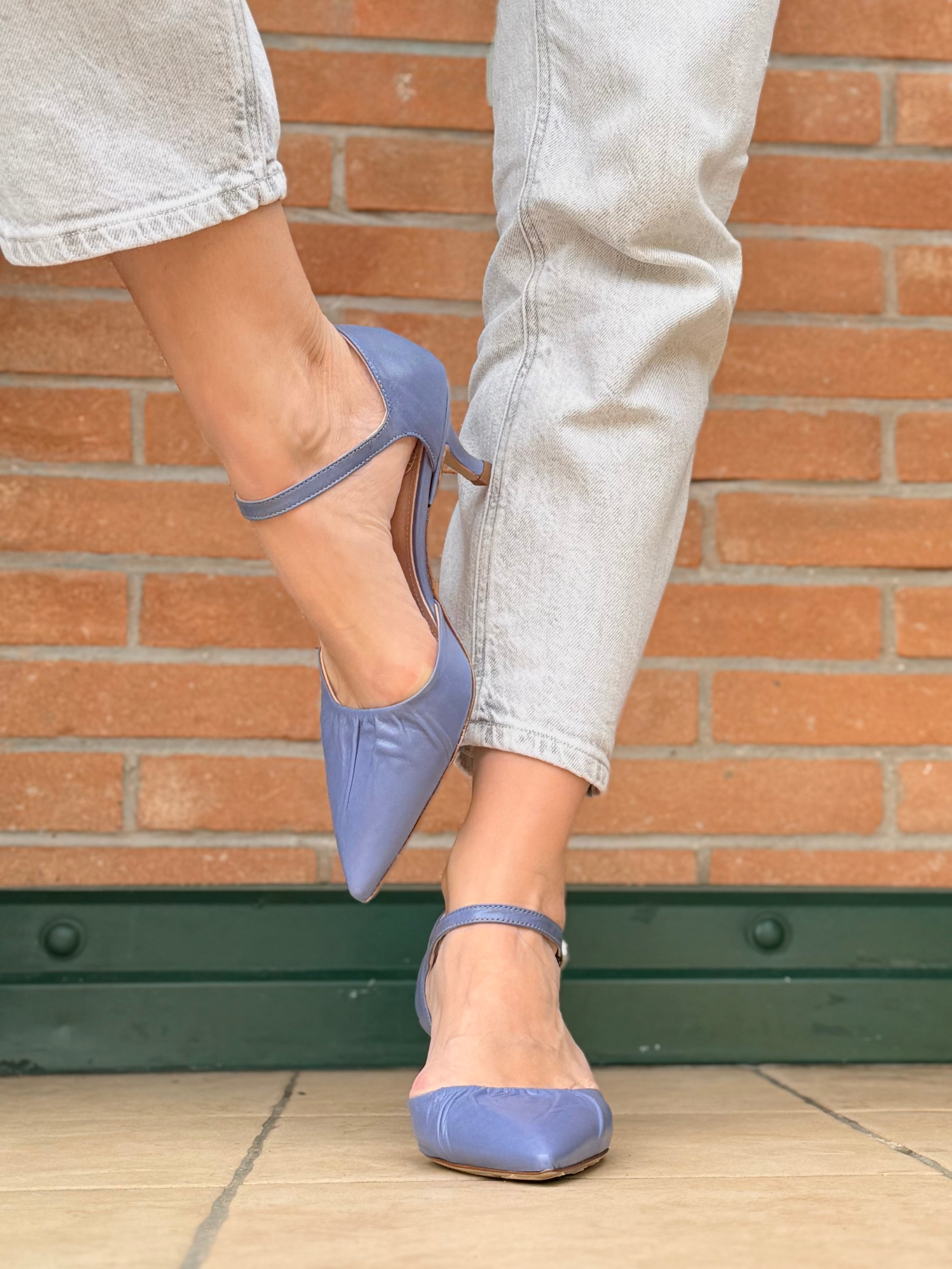 Image of Paulette Jeans decollete in vernice su base camoscio azzurra con cinturino tacco 6cm artigianale marchigiano