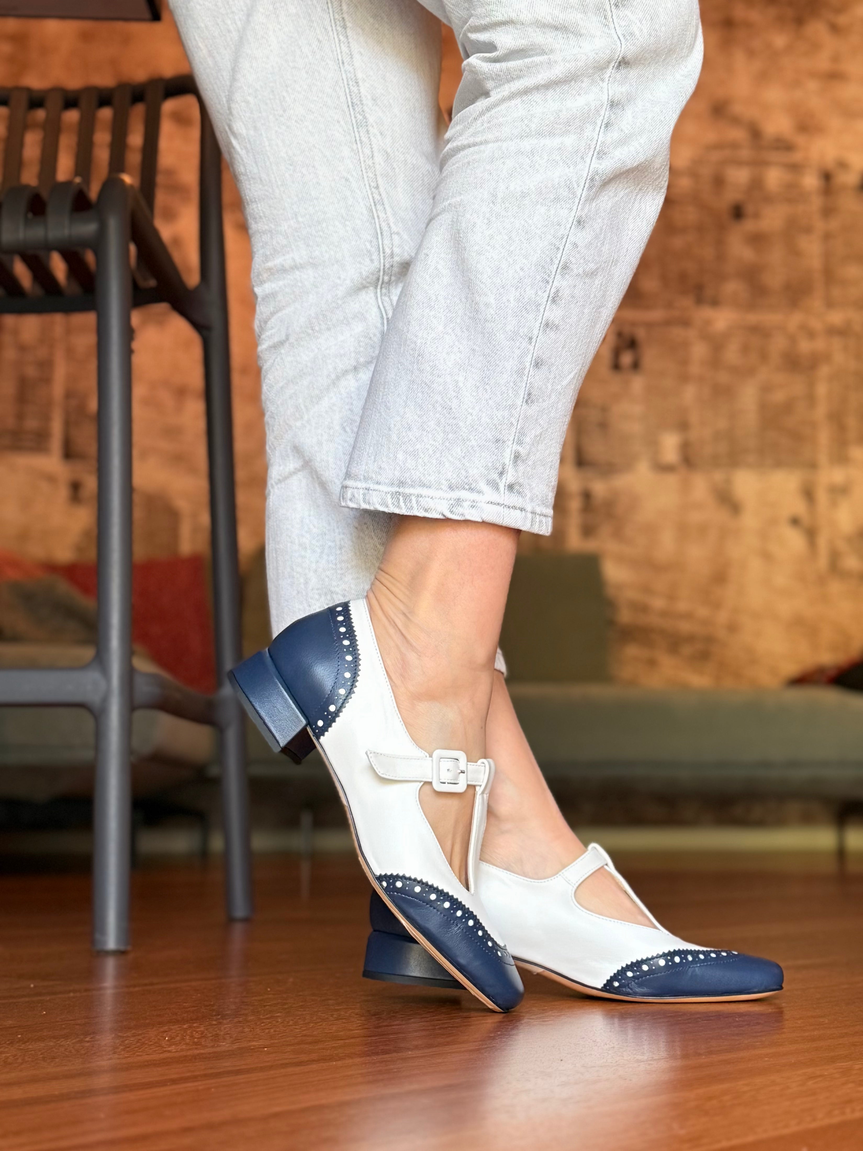 Image of Omega Navy scarpina bassa t bar in nappa blu e bianca tacco 2.5 cm artigianale marchigiana