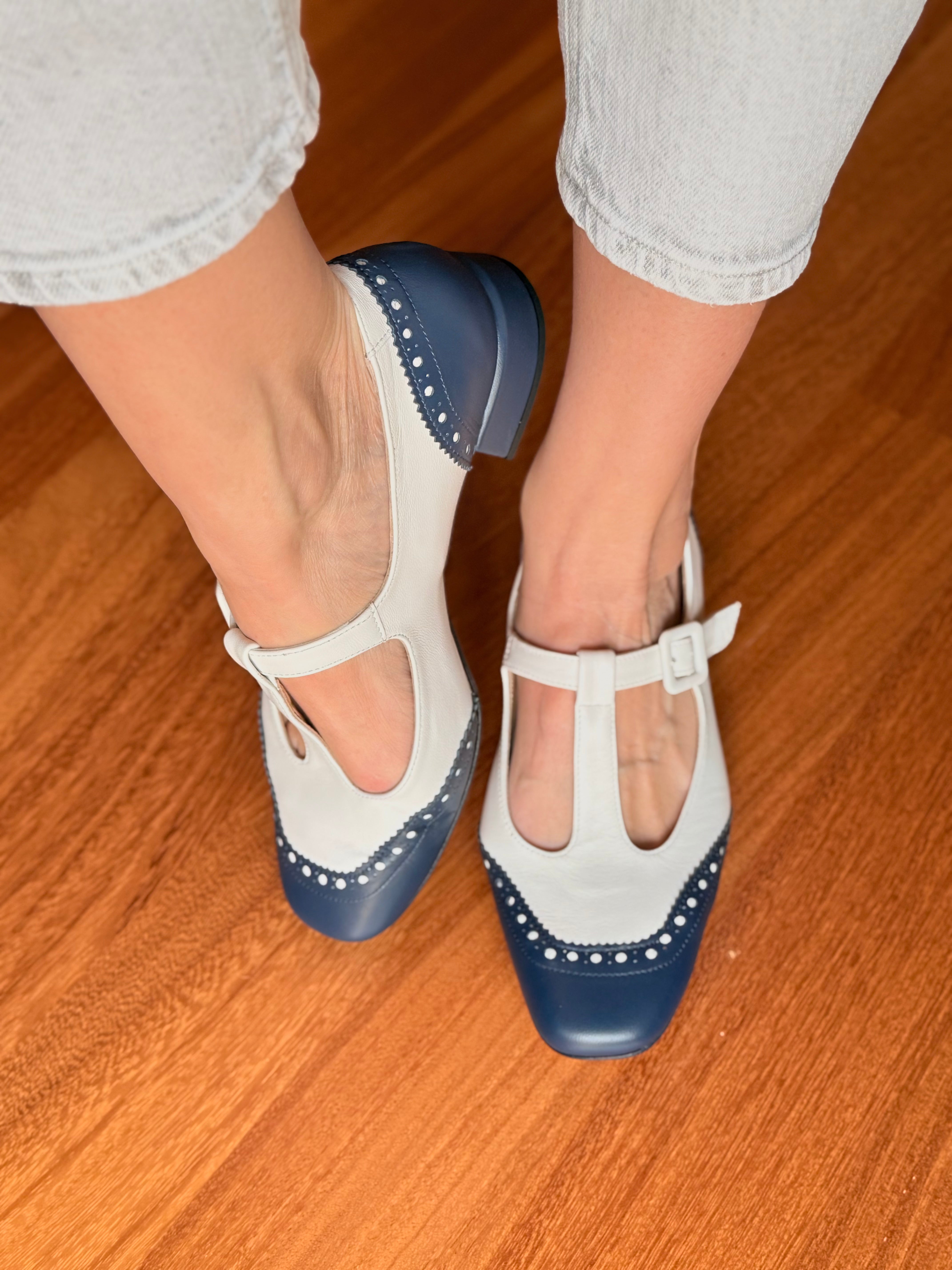 Image of Omega Navy scarpina bassa t bar in nappa blu e bianca tacco 2.5 cm artigianale marchigiana