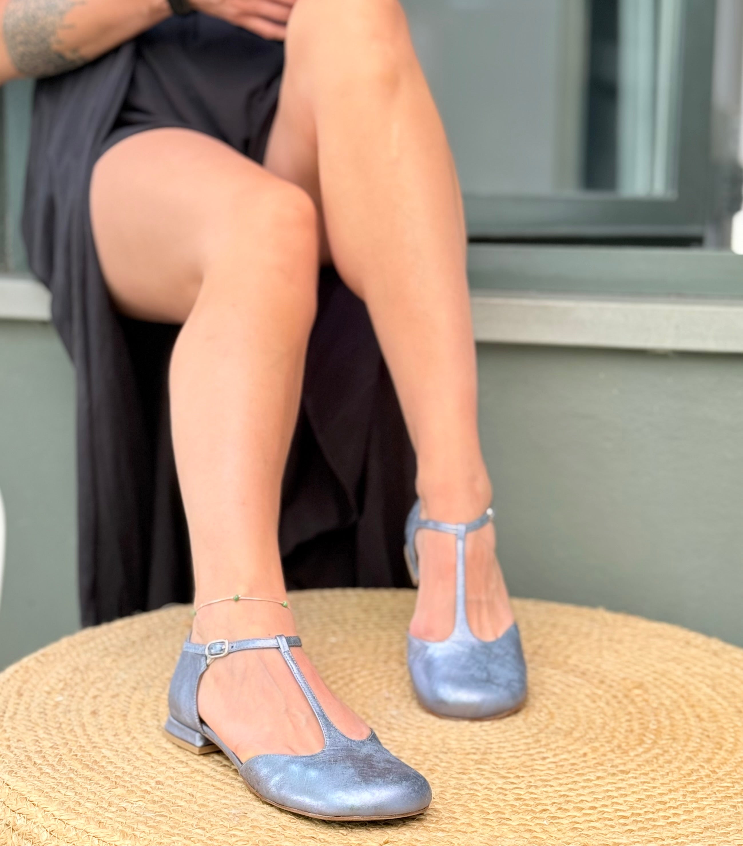 Image of Aflac Az. scarpa bassa in nappa effetto laminato azzurro tacco 1.5  t-bar lagattaconglistivali