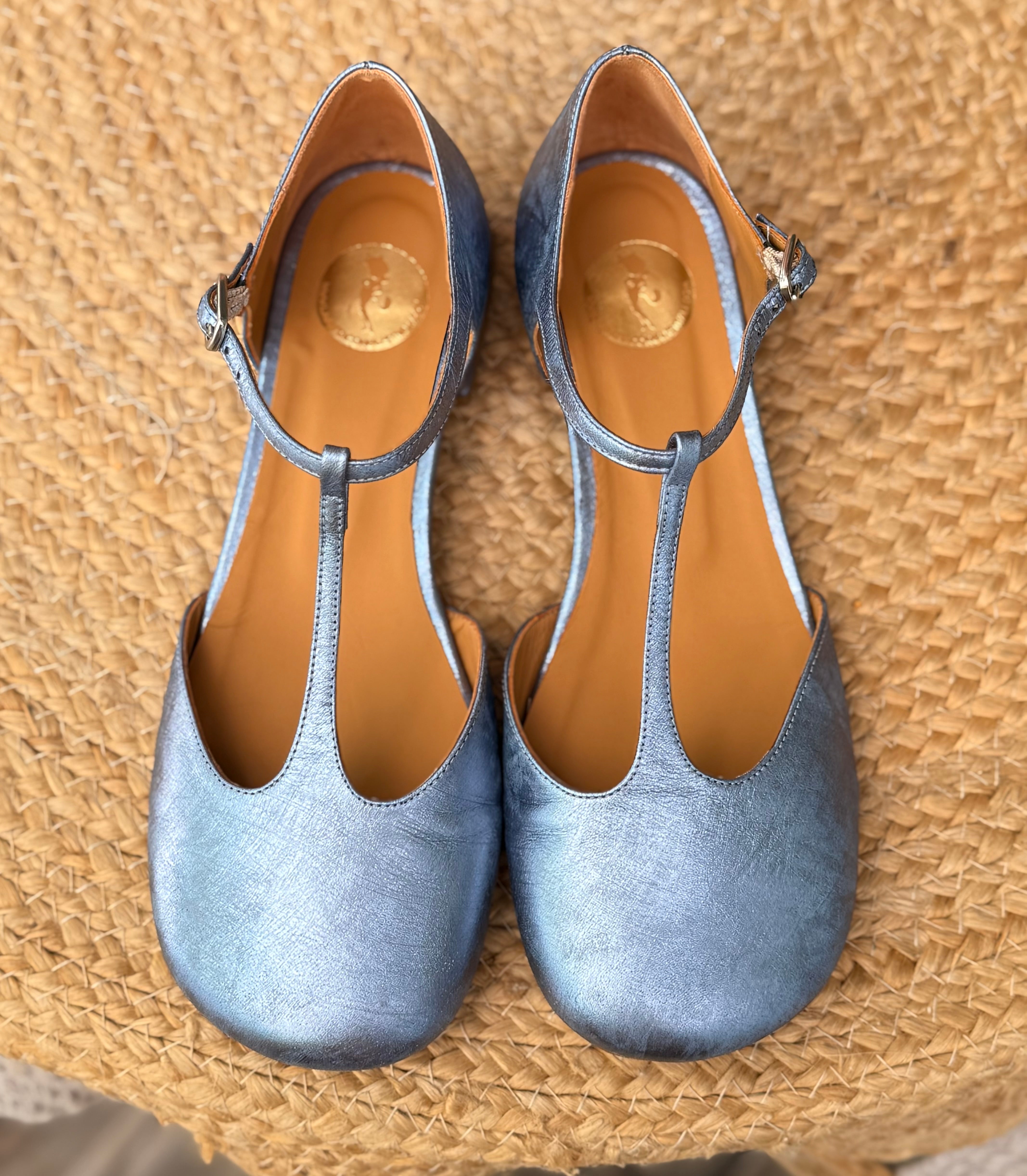 Image of Aflac Az. scarpa bassa in nappa effetto laminato azzurro tacco 1.5  t-bar lagattaconglistivali