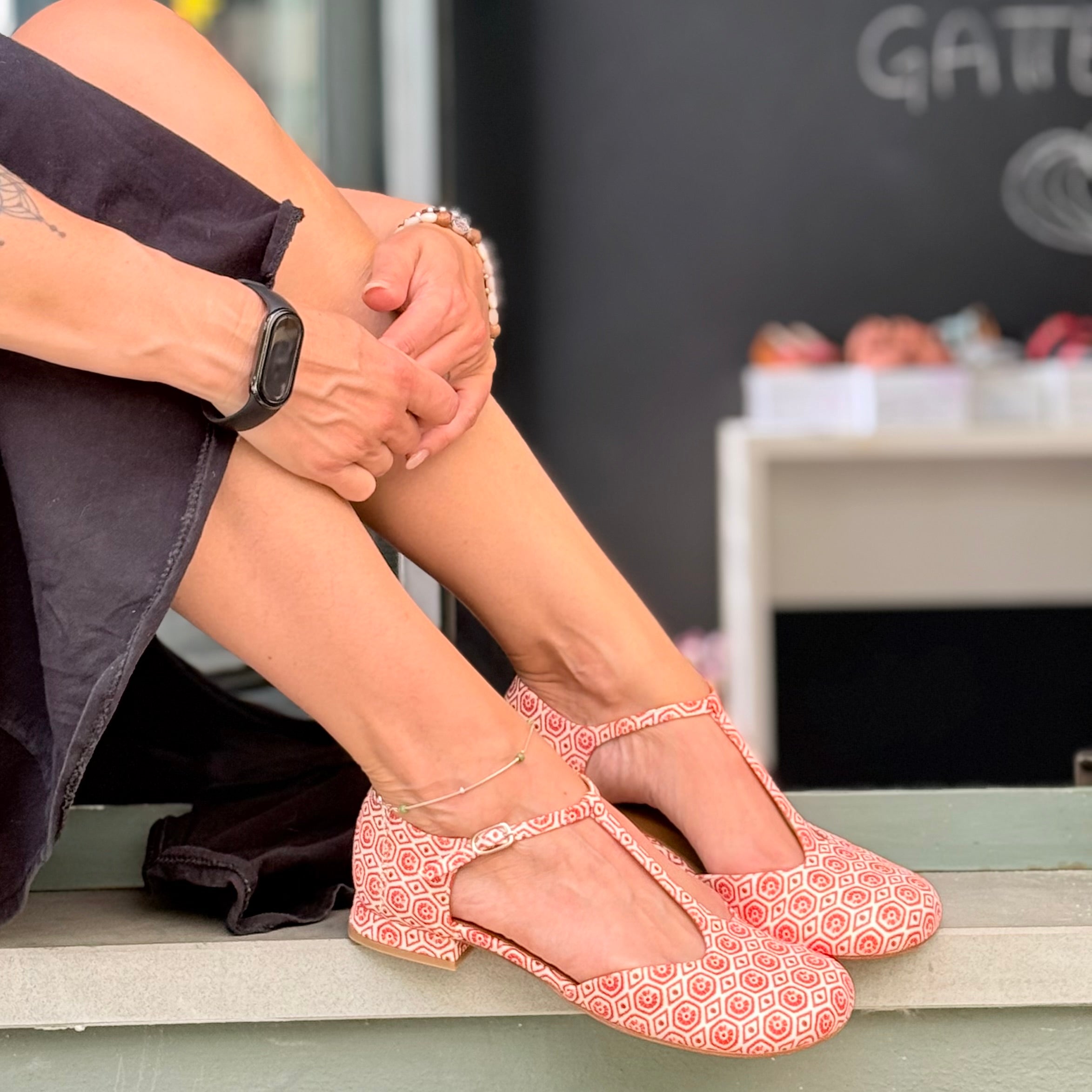 Image of Aflac Rojo scarpa bassa in pelle stampata effetto maiolica t-bar tacco 1.5 cm lagattaconglistivali