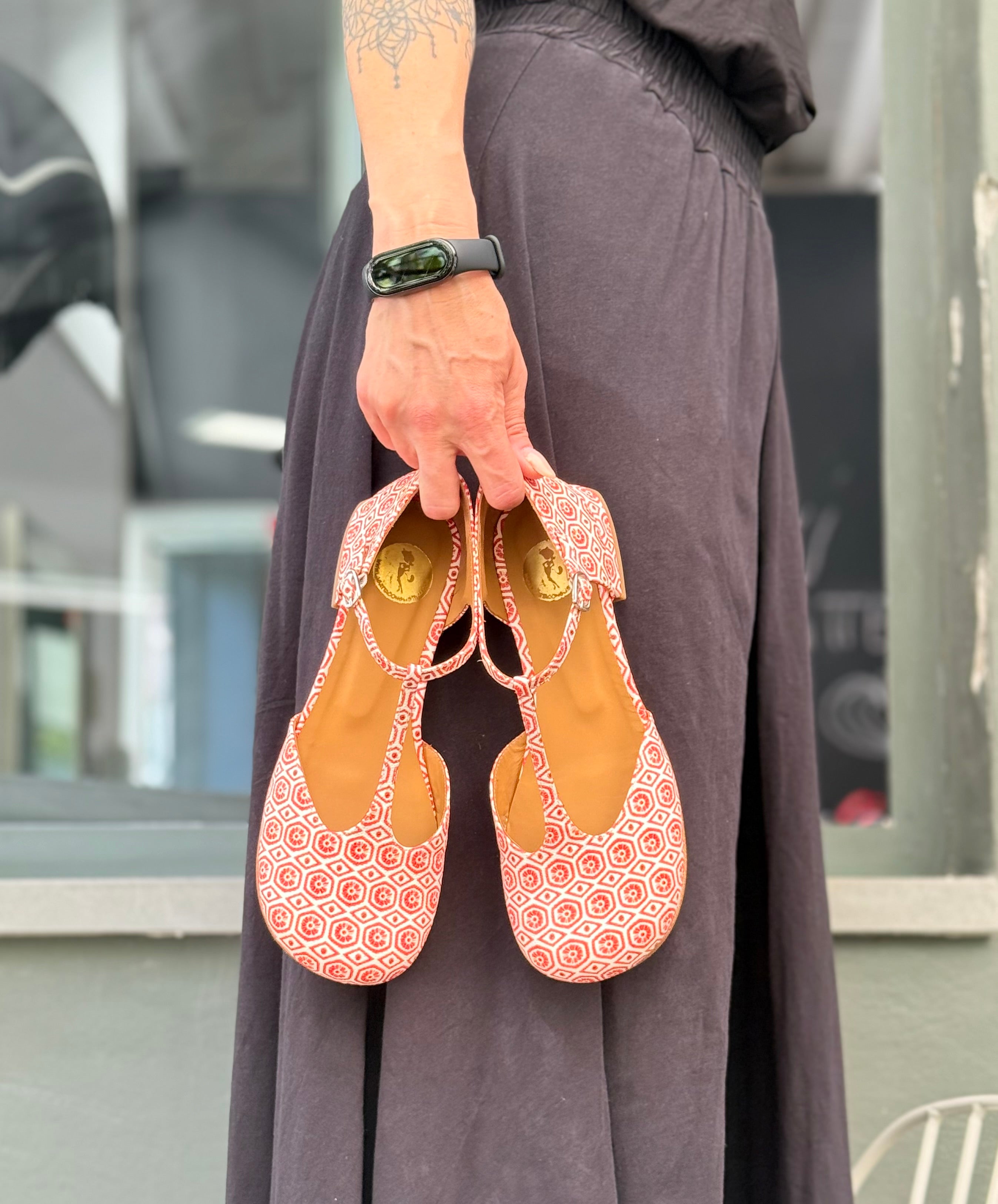 Image of Aflac Rojo scarpa bassa in pelle stampata effetto maiolica t-bar tacco 1.5 cm lagattaconglistivali