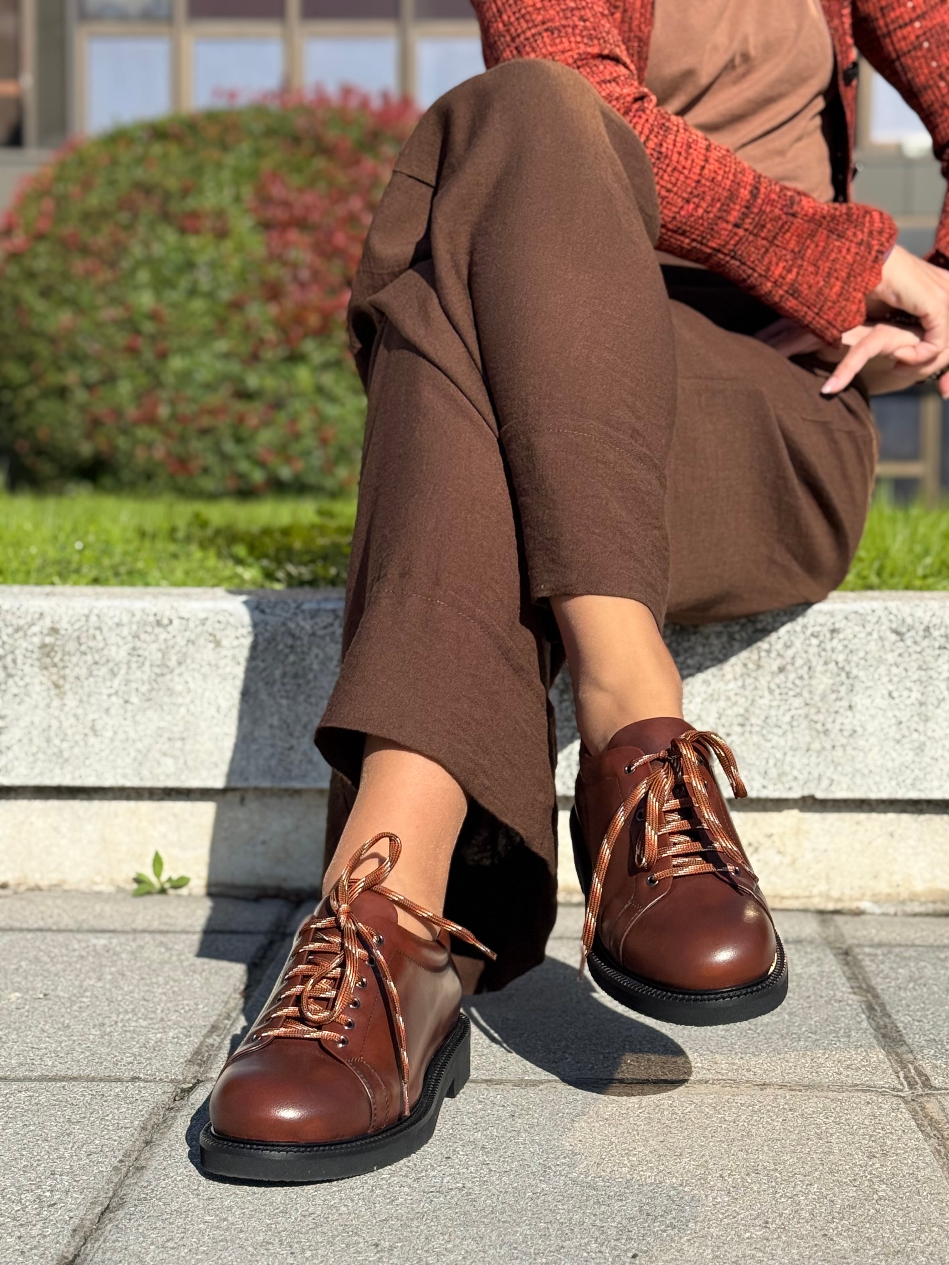 Image of Odle Brown scarpa bassa allacciata in pelle marrone artigianale marchigiana