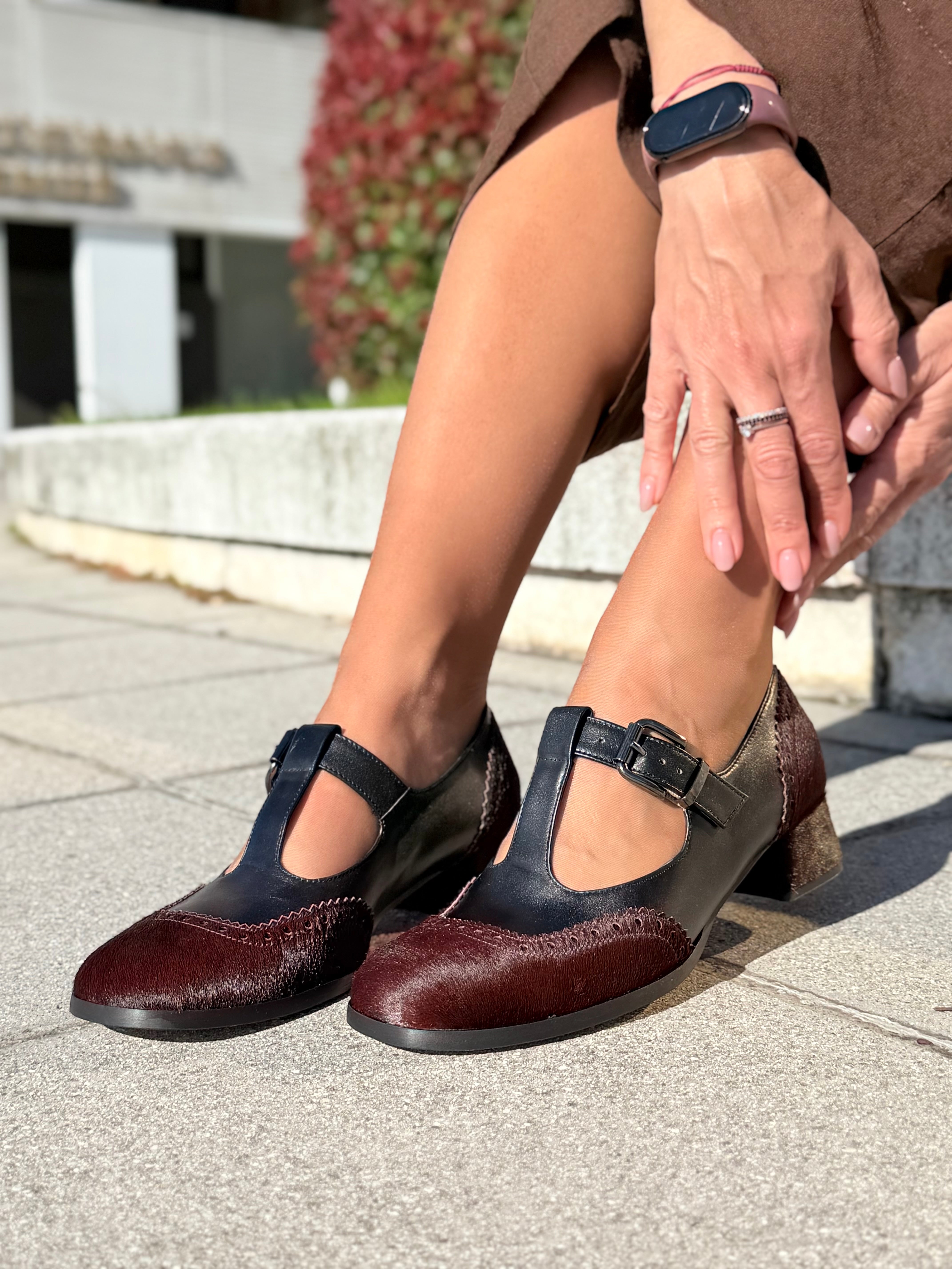Image of Colette Pony bordò scarpina bassa t-bar in nappa nera e cavallino bordeaux tacco 4 lavorazione marchigiana