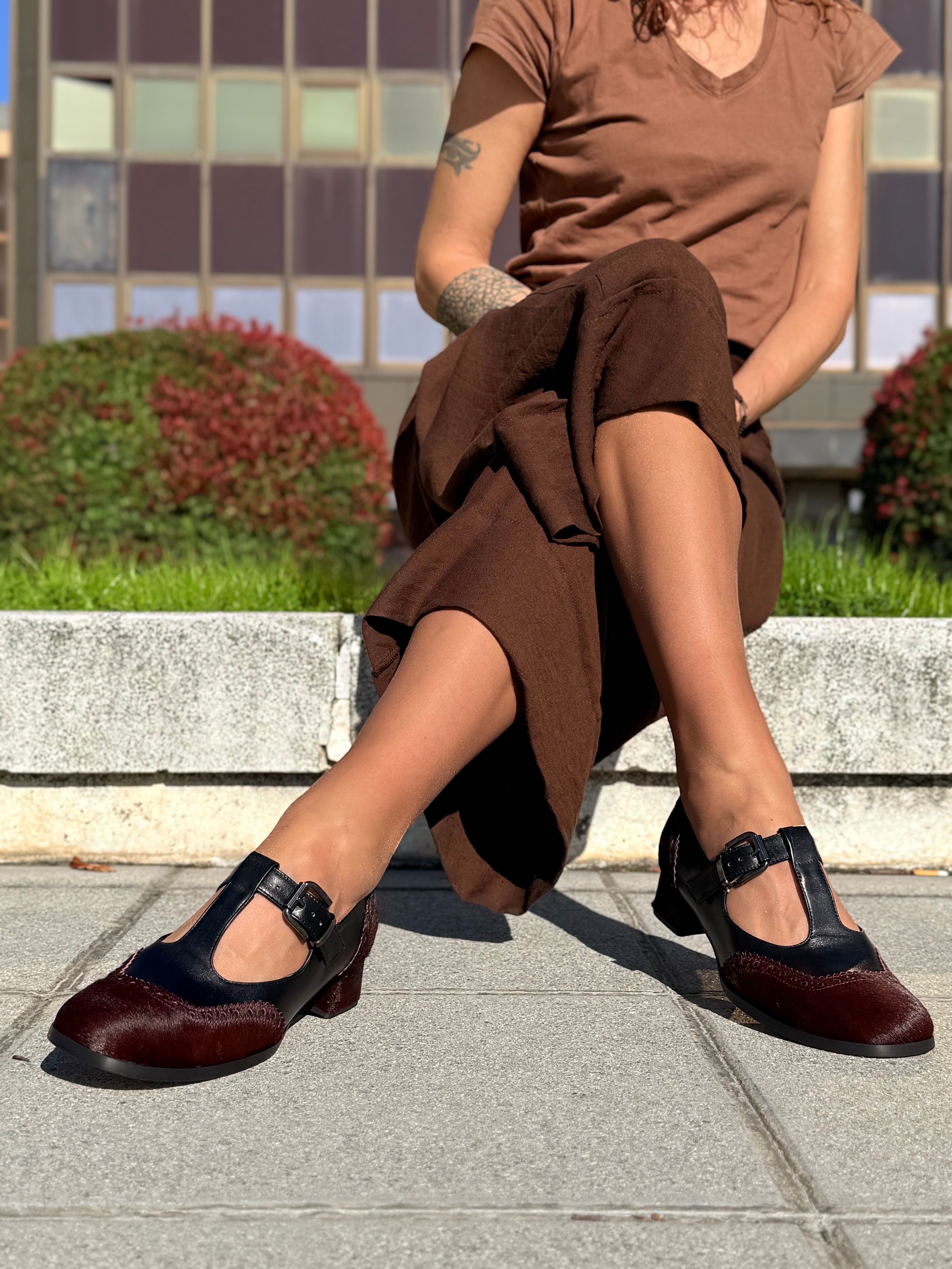 Image of Colette Pony bordò scarpina bassa t-bar in nappa nera e cavallino bordeaux tacco 4 lavorazione marchigiana