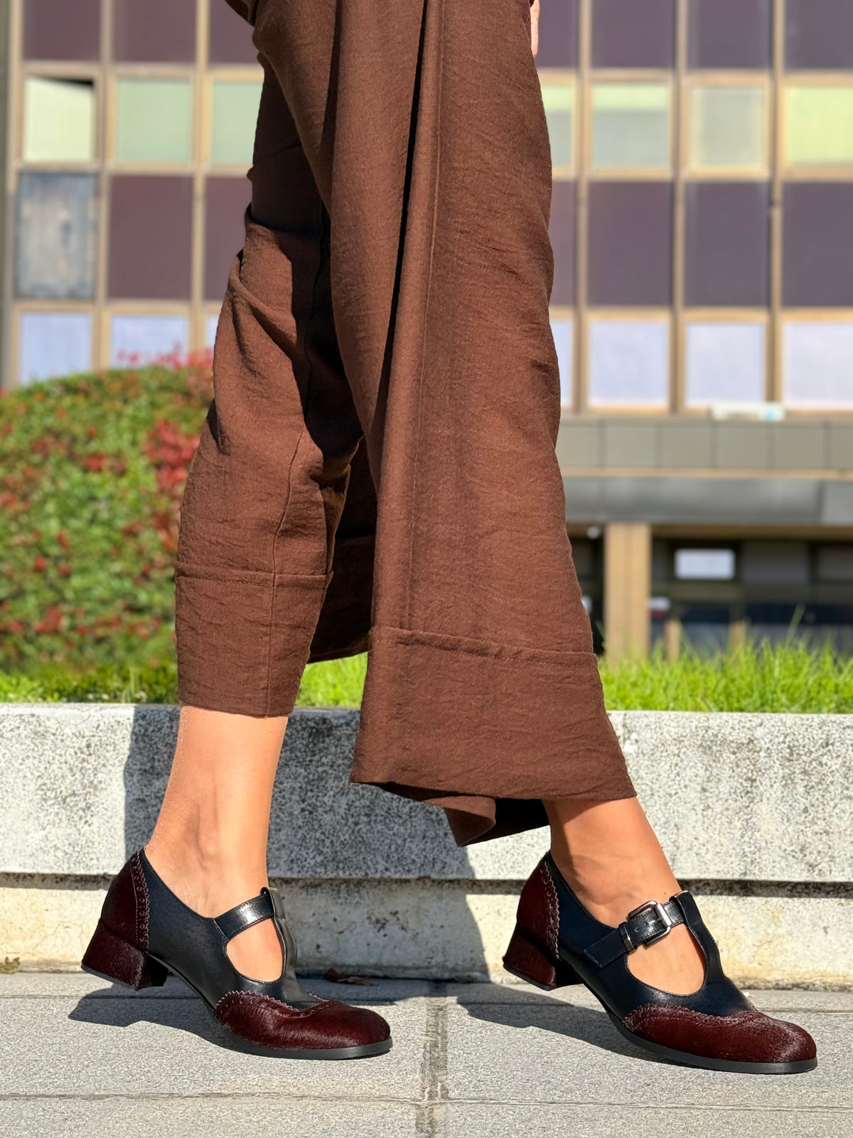 Colette Pony bordò scarpina bassa t-bar in nappa nera e cavallino bordeaux tacco 4 lavorazione marchigiana