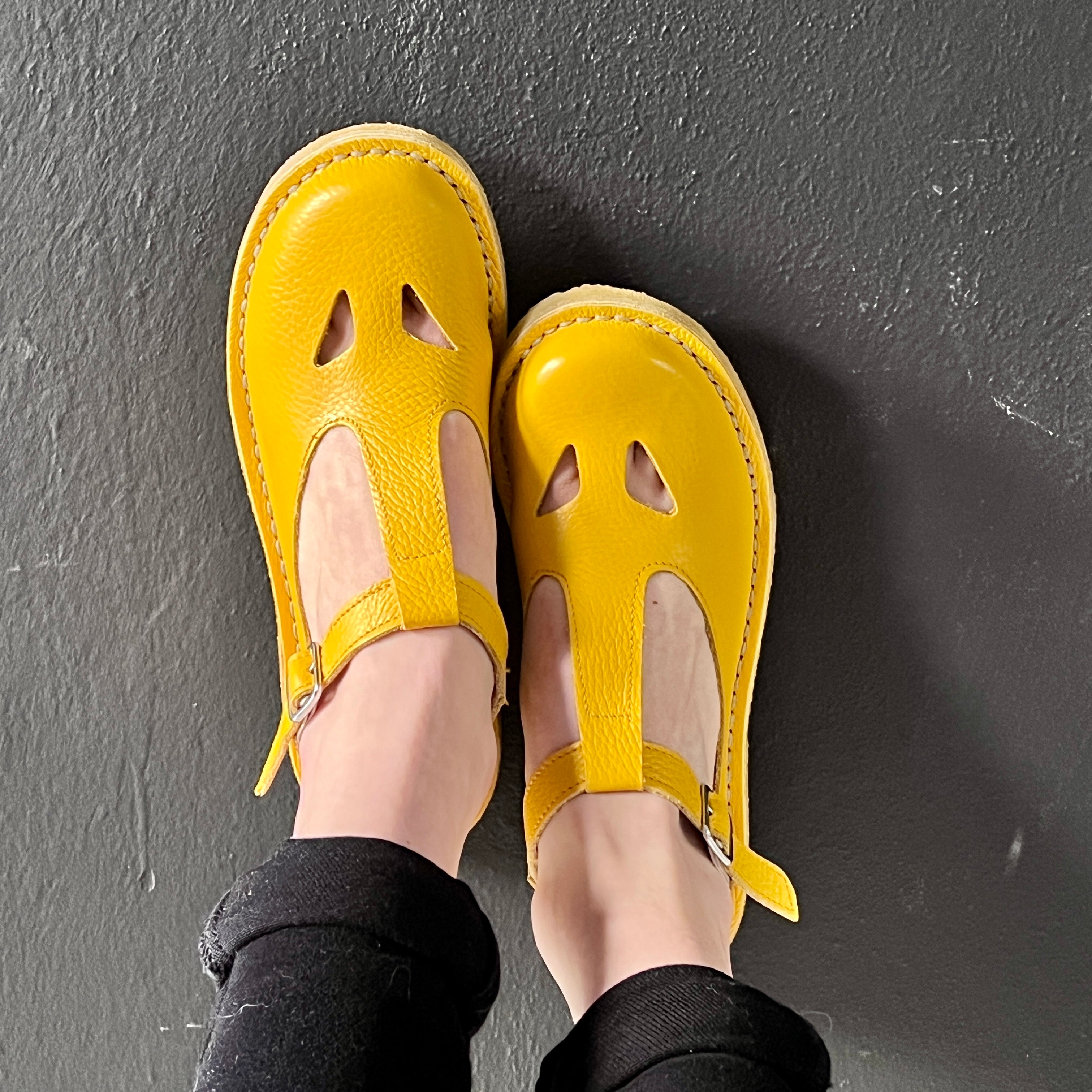 Image of Paturnia Yellow bebe con occhietti in pelle gialla artigianale toscana