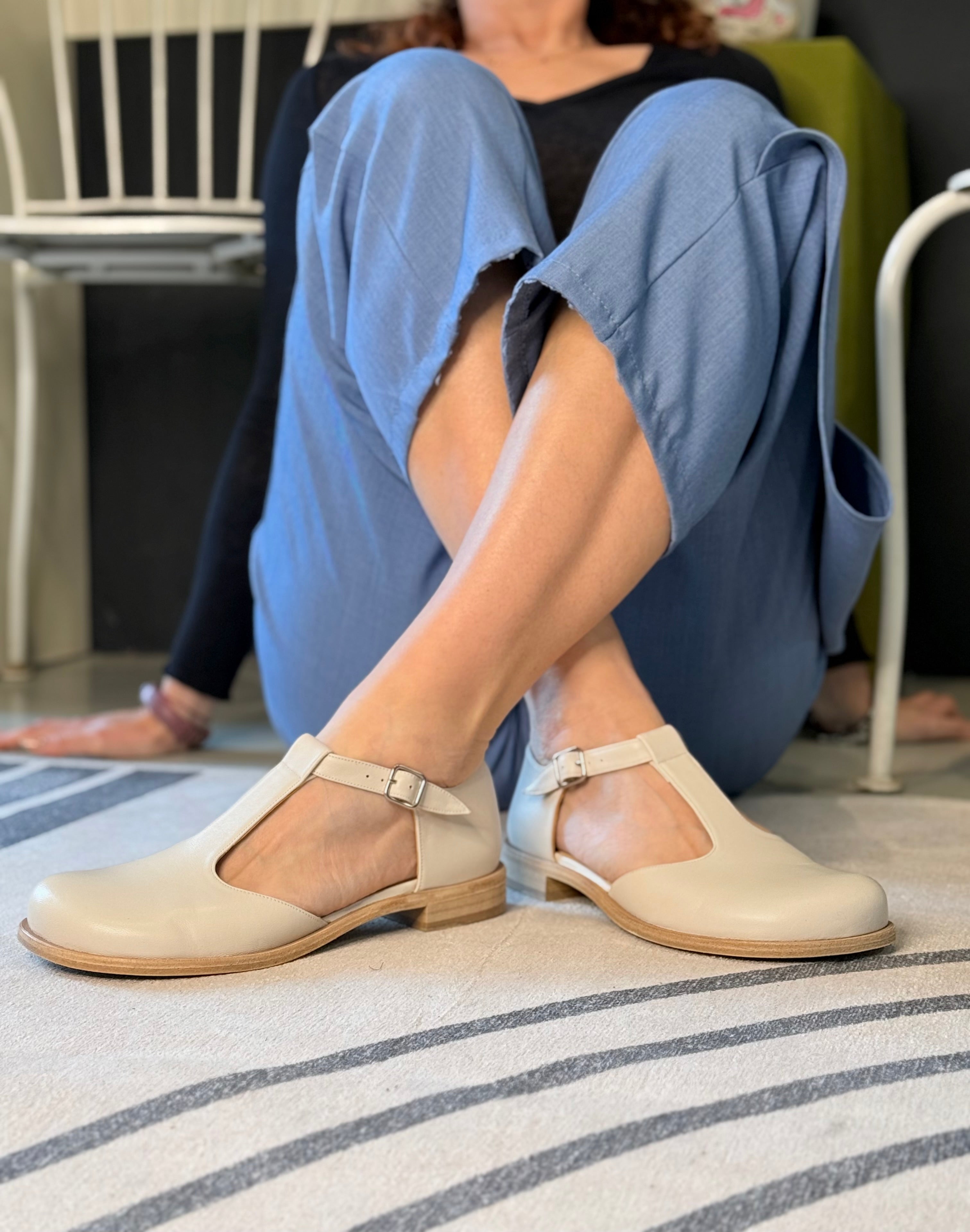 Image of Ciad Avo scarpa bassa t-bar in nappa avorio tacco 2.5 artigianale Lagattaconglistivali