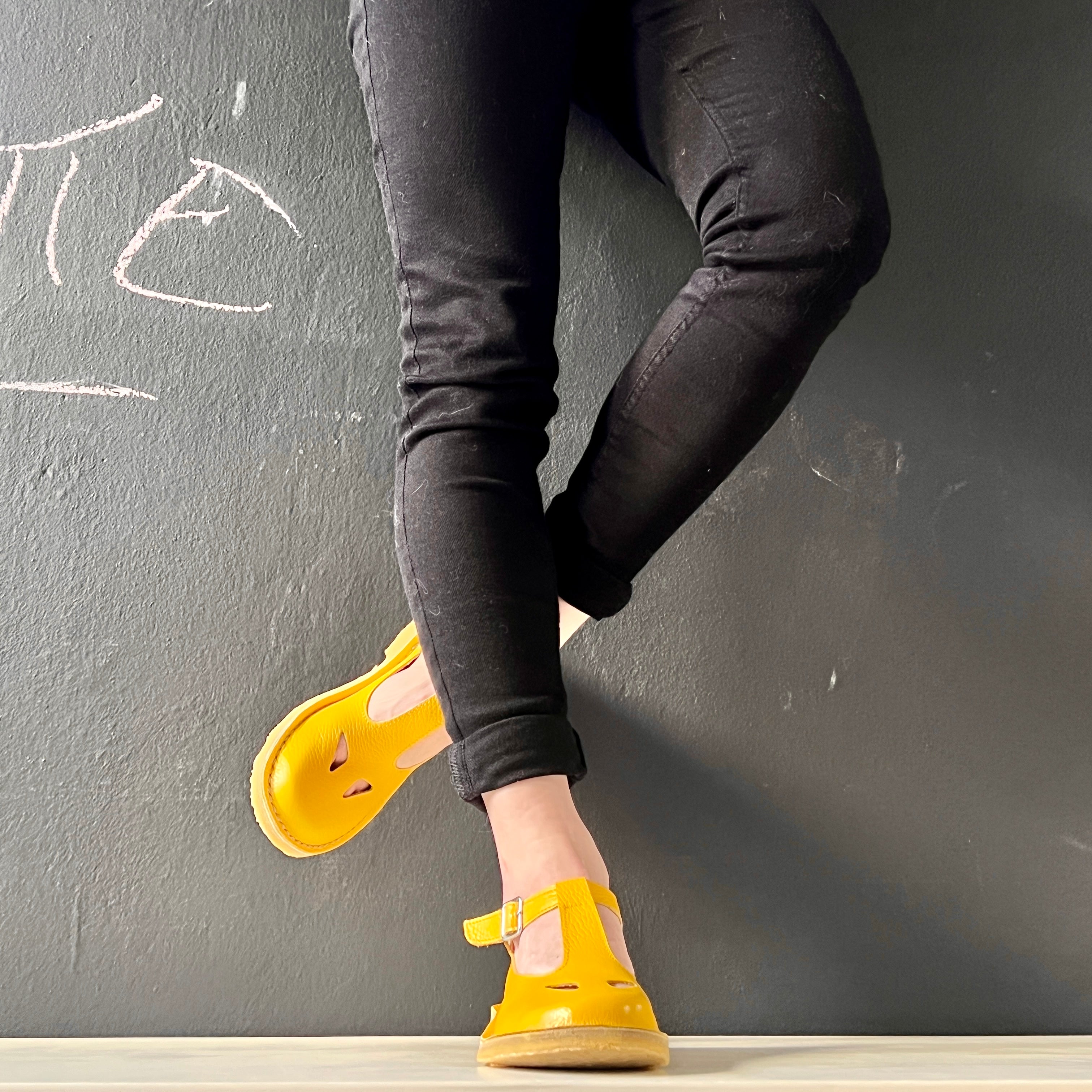 Image of Paturnia Yellow bebe con occhietti in pelle gialla artigianale toscana