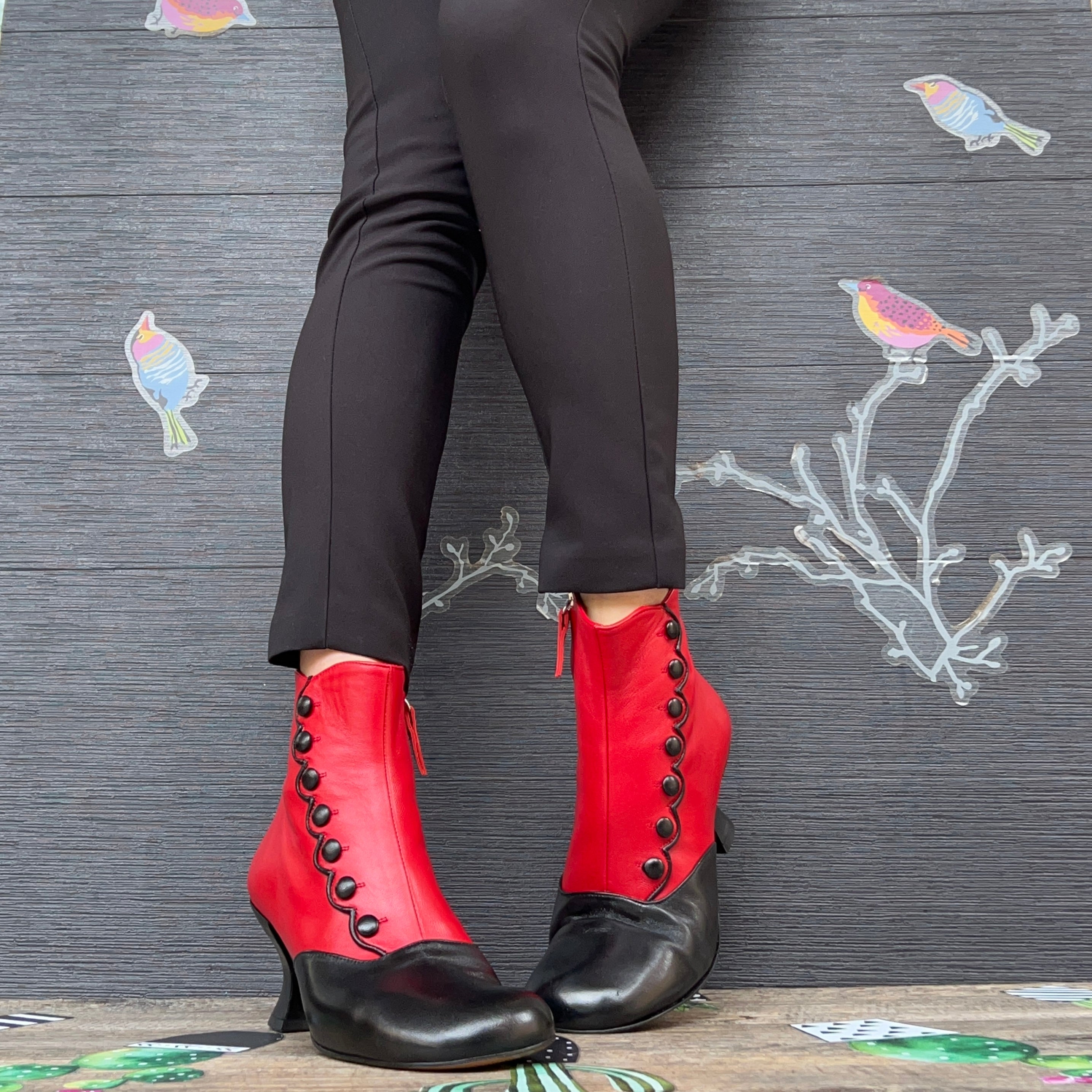 Image of MaryPoppins Red tronchetto stile vintage in pelle nera e rossa artigianale Lagattaconglistivali