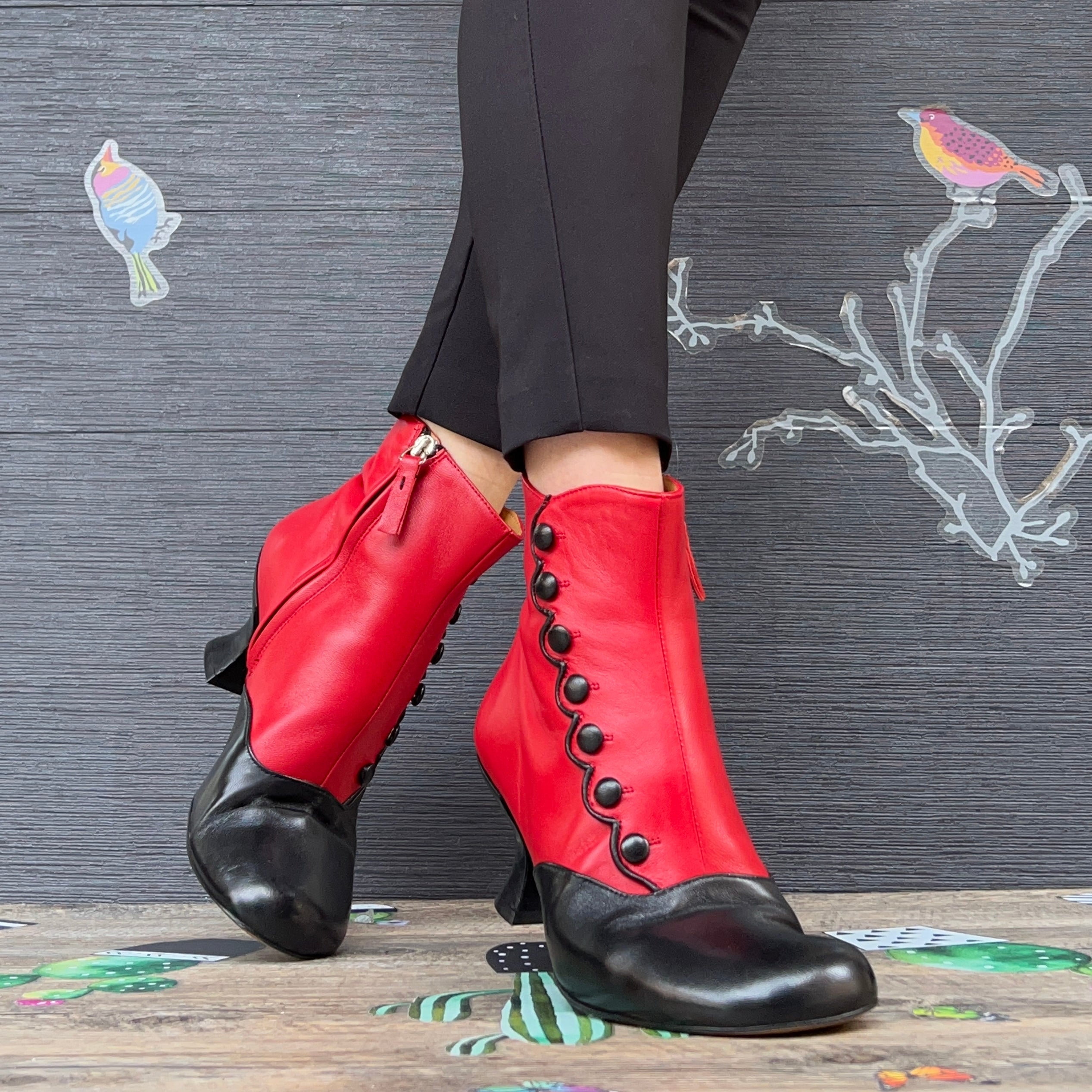 Image of MaryPoppins Red tronchetto stile vintage in pelle nera e rossa artigianale Lagattaconglistivali