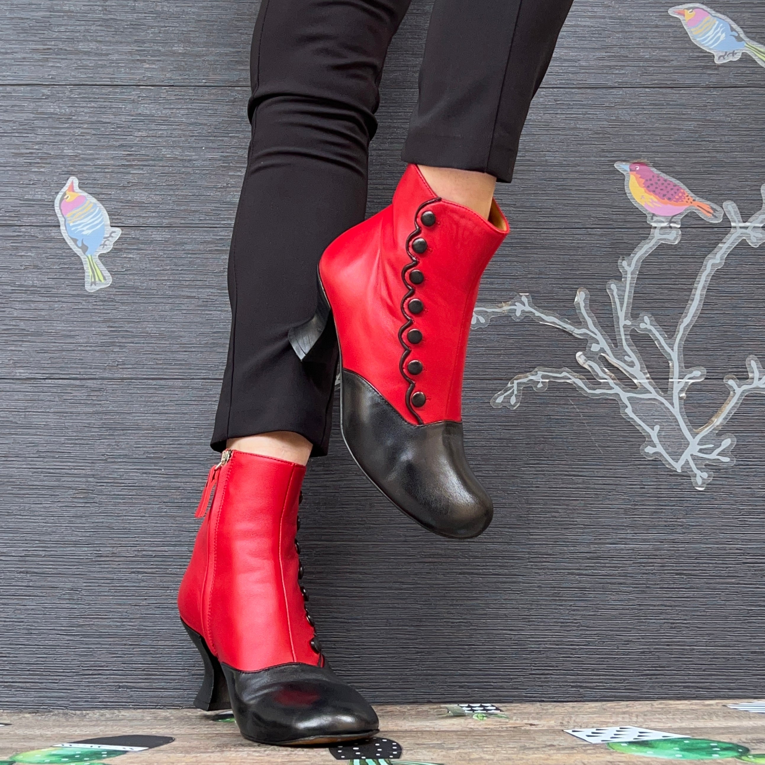 Image of MaryPoppins Red tronchetto stile vintage in pelle nera e rossa artigianale Lagattaconglistivali