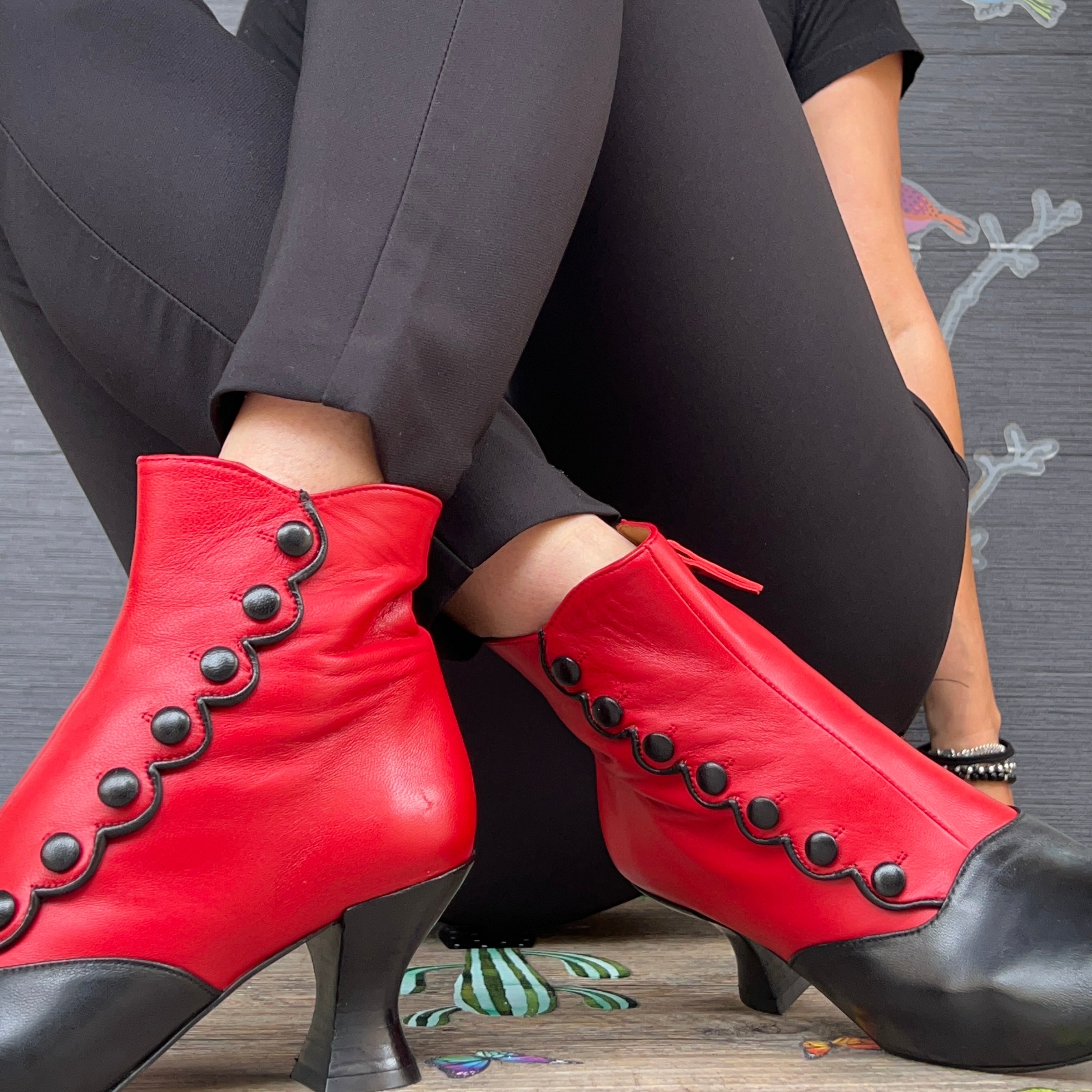 Image of MaryPoppins Red tronchetto stile vintage in pelle nera e rossa artigianale Lagattaconglistivali