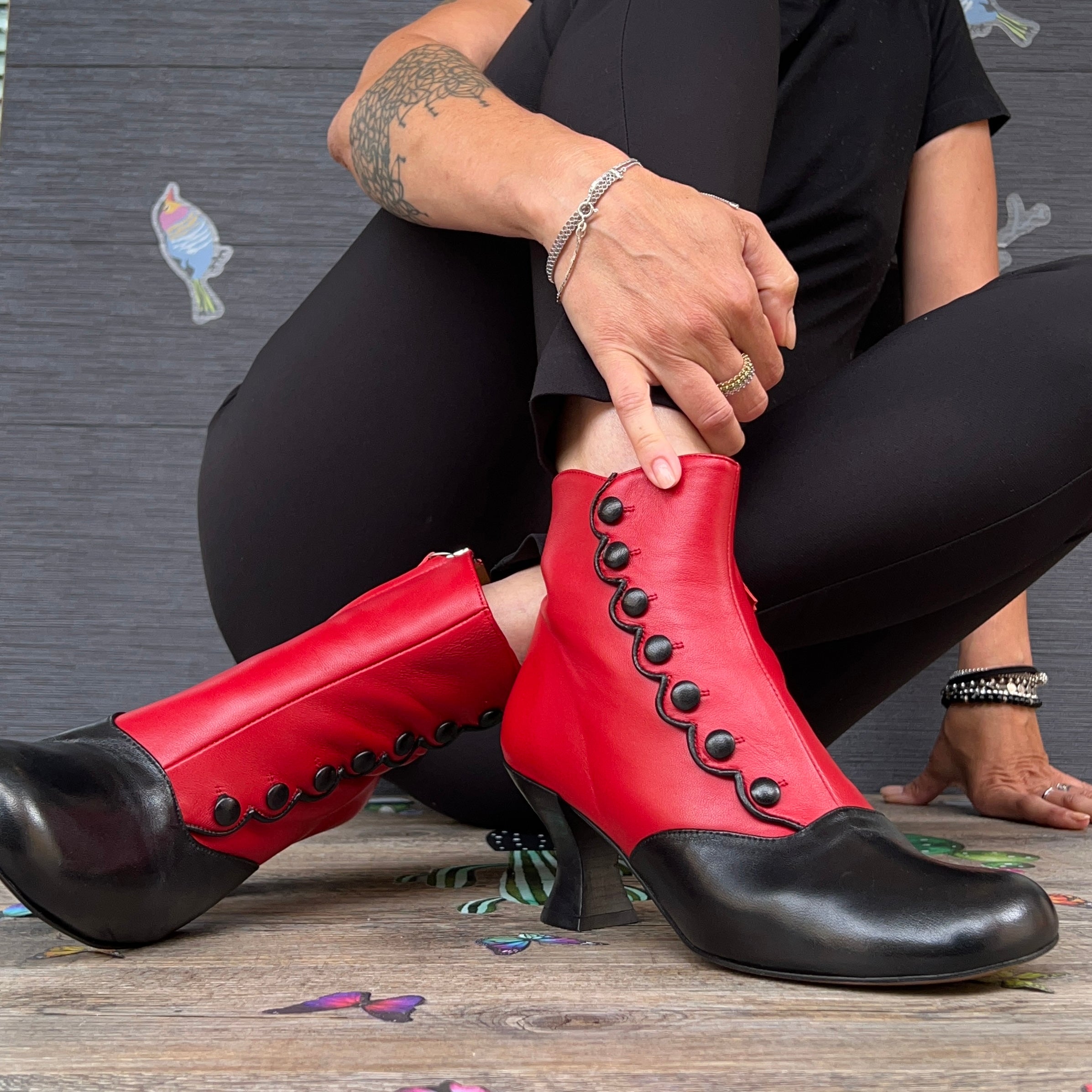 Image of MaryPoppins Red tronchetto stile vintage in pelle nera e rossa artigianale Lagattaconglistivali