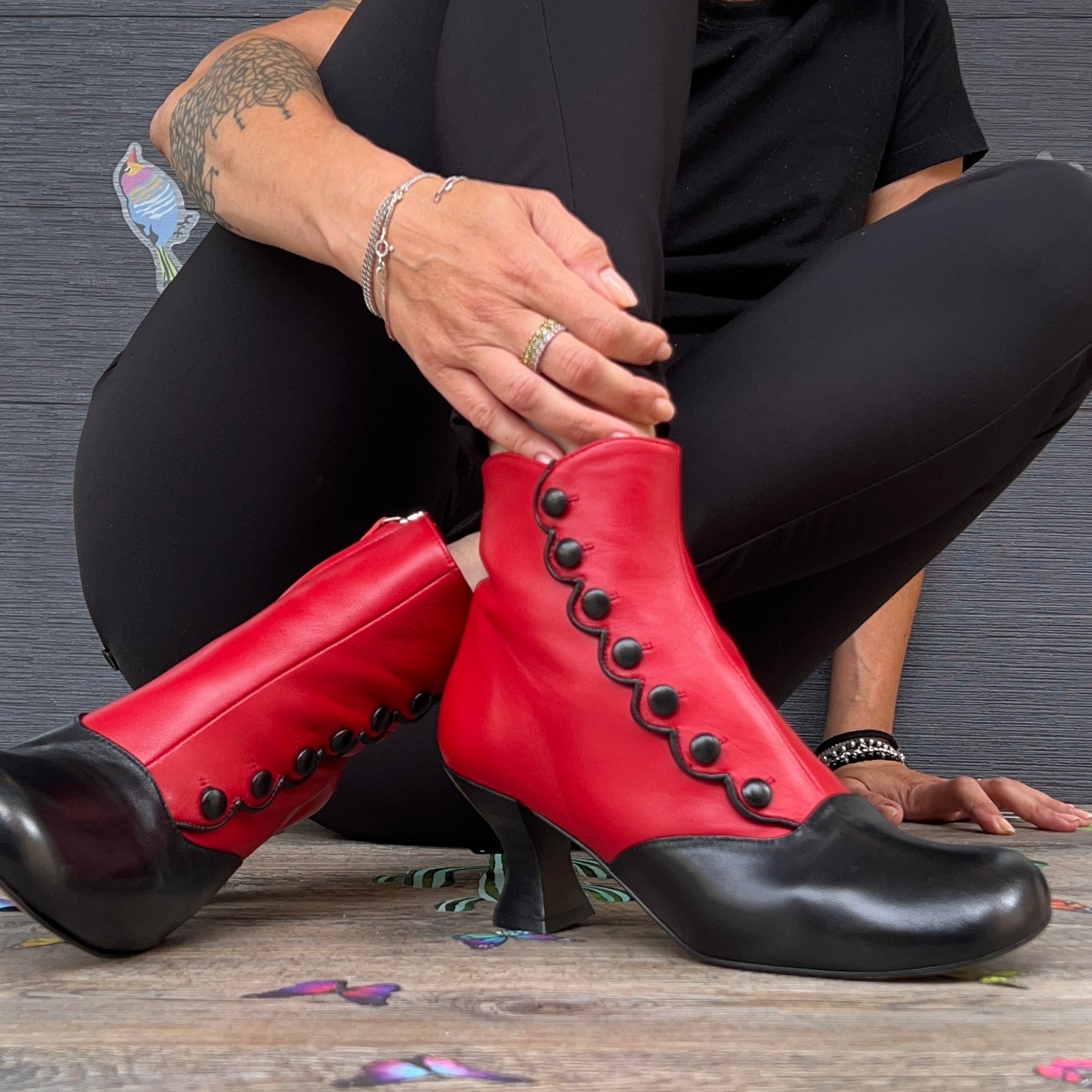 Image of MaryPoppins Red tronchetto stile vintage in pelle nera e rossa artigianale Lagattaconglistivali