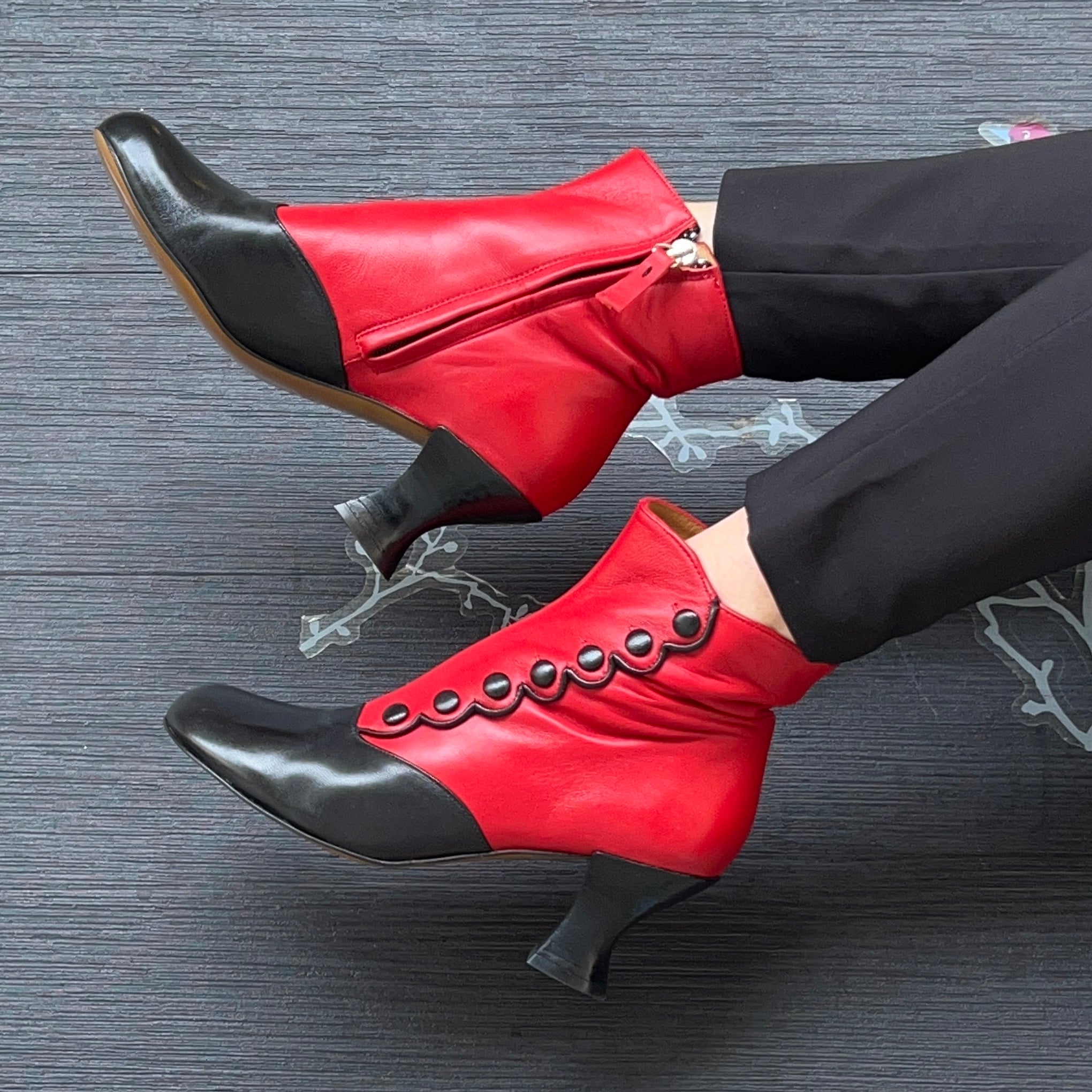 Image of MaryPoppins Red tronchetto stile vintage in pelle nera e rossa artigianale Lagattaconglistivali