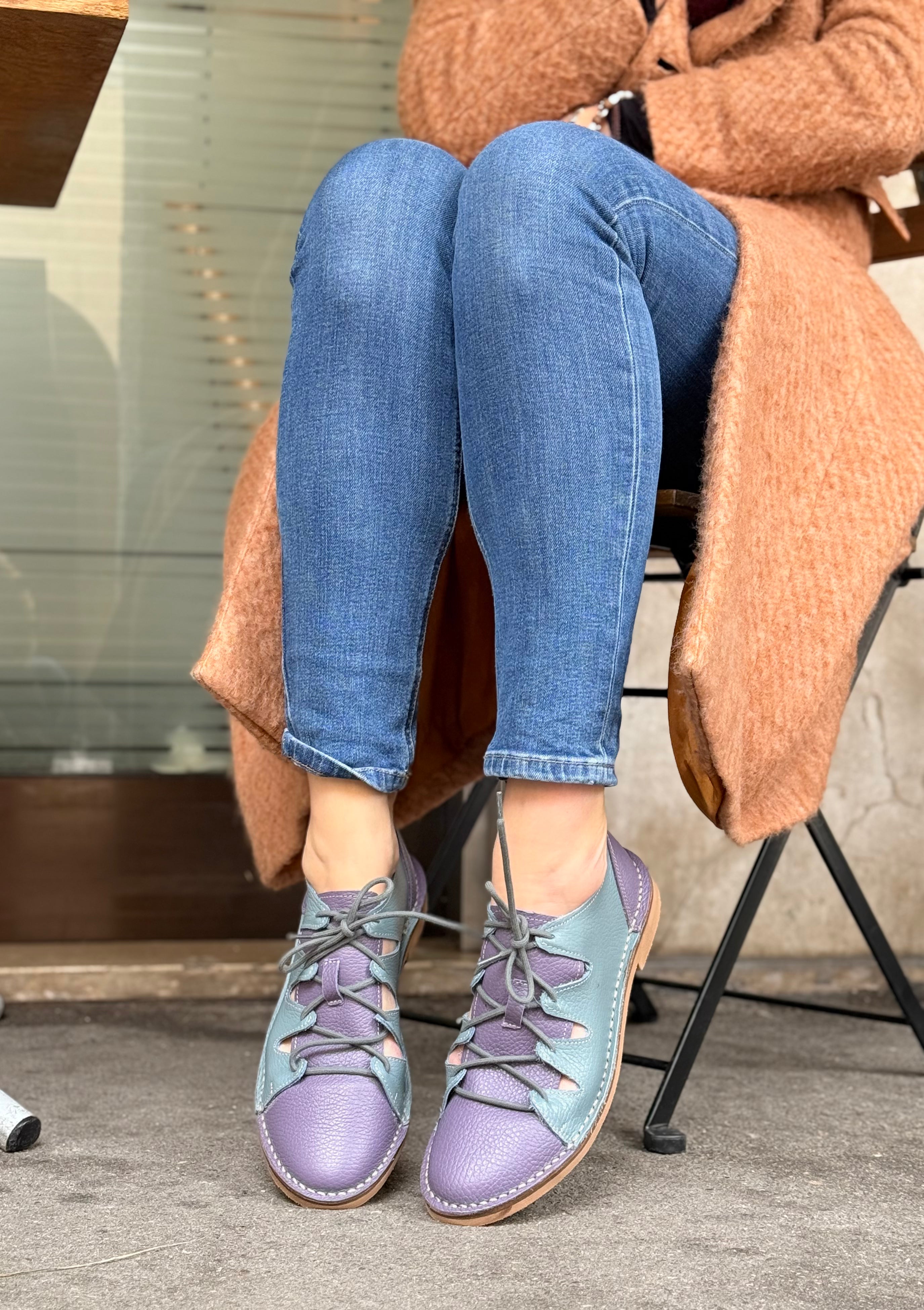 Image of Ostrega Polvere scarpa allacciata in pelle viola e azzurra artigianale toscana