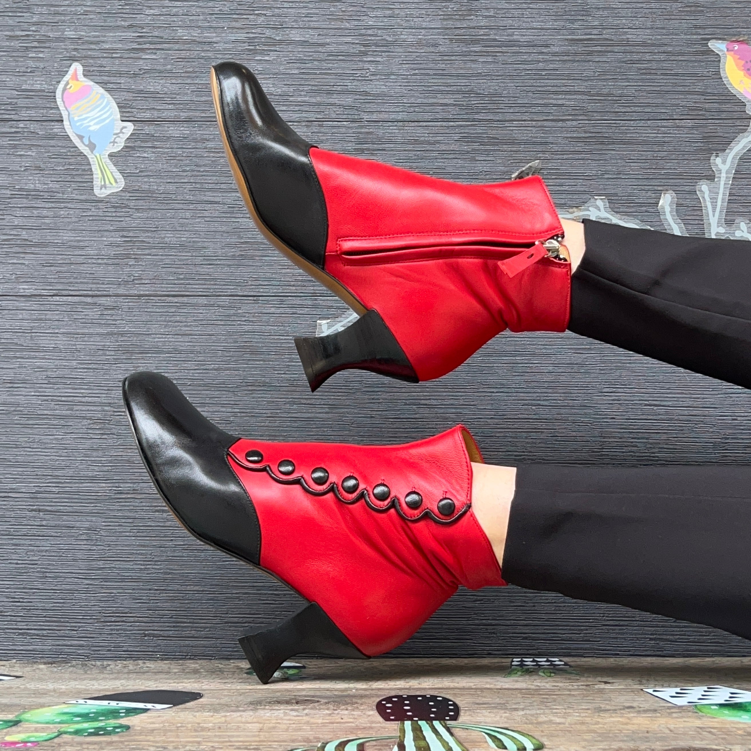 Image of MaryPoppins Red tronchetto stile vintage in pelle nera e rossa artigianale Lagattaconglistivali