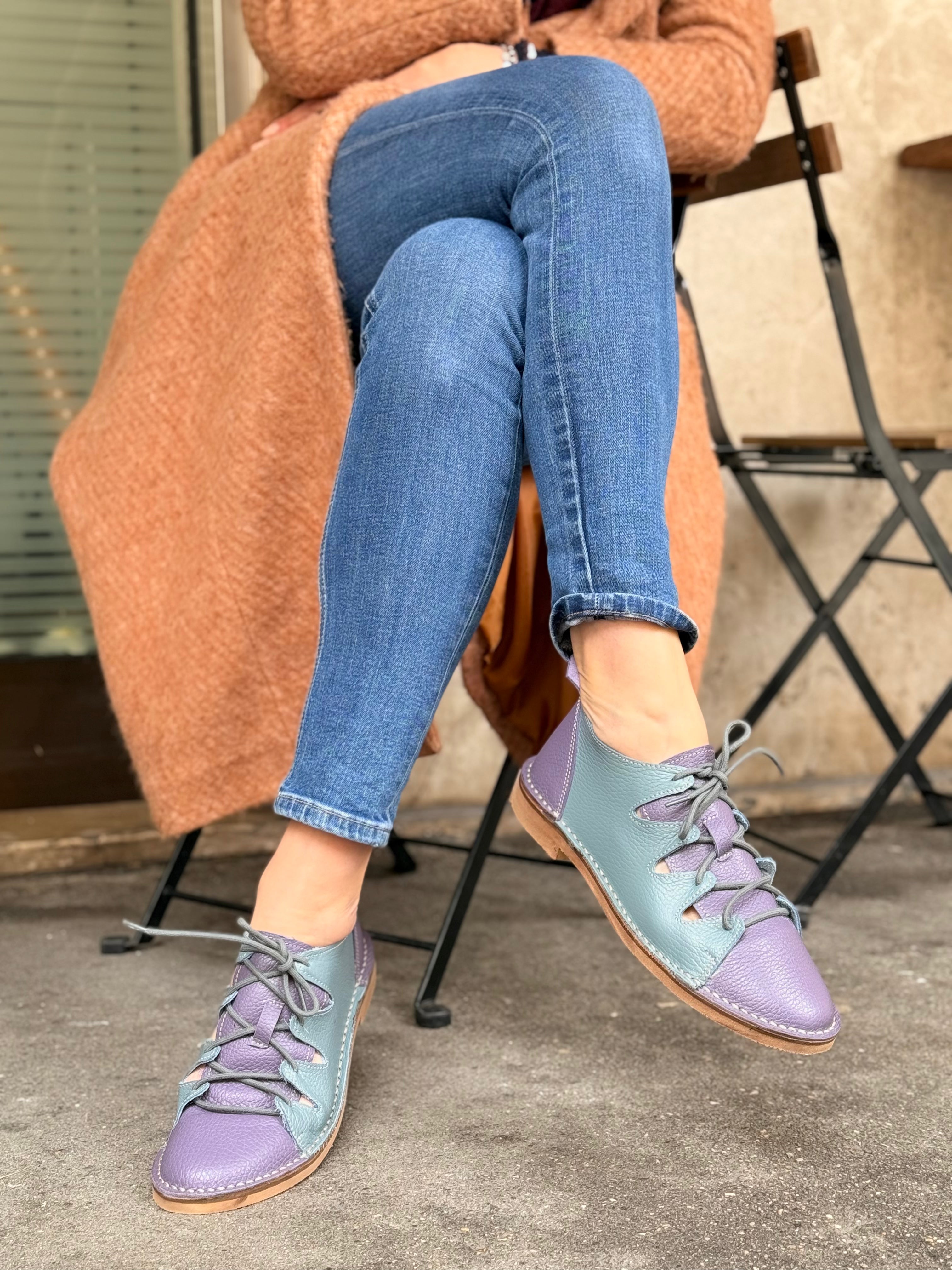 Image of Ostrega Polvere scarpa allacciata in pelle viola e azzurra artigianale toscana