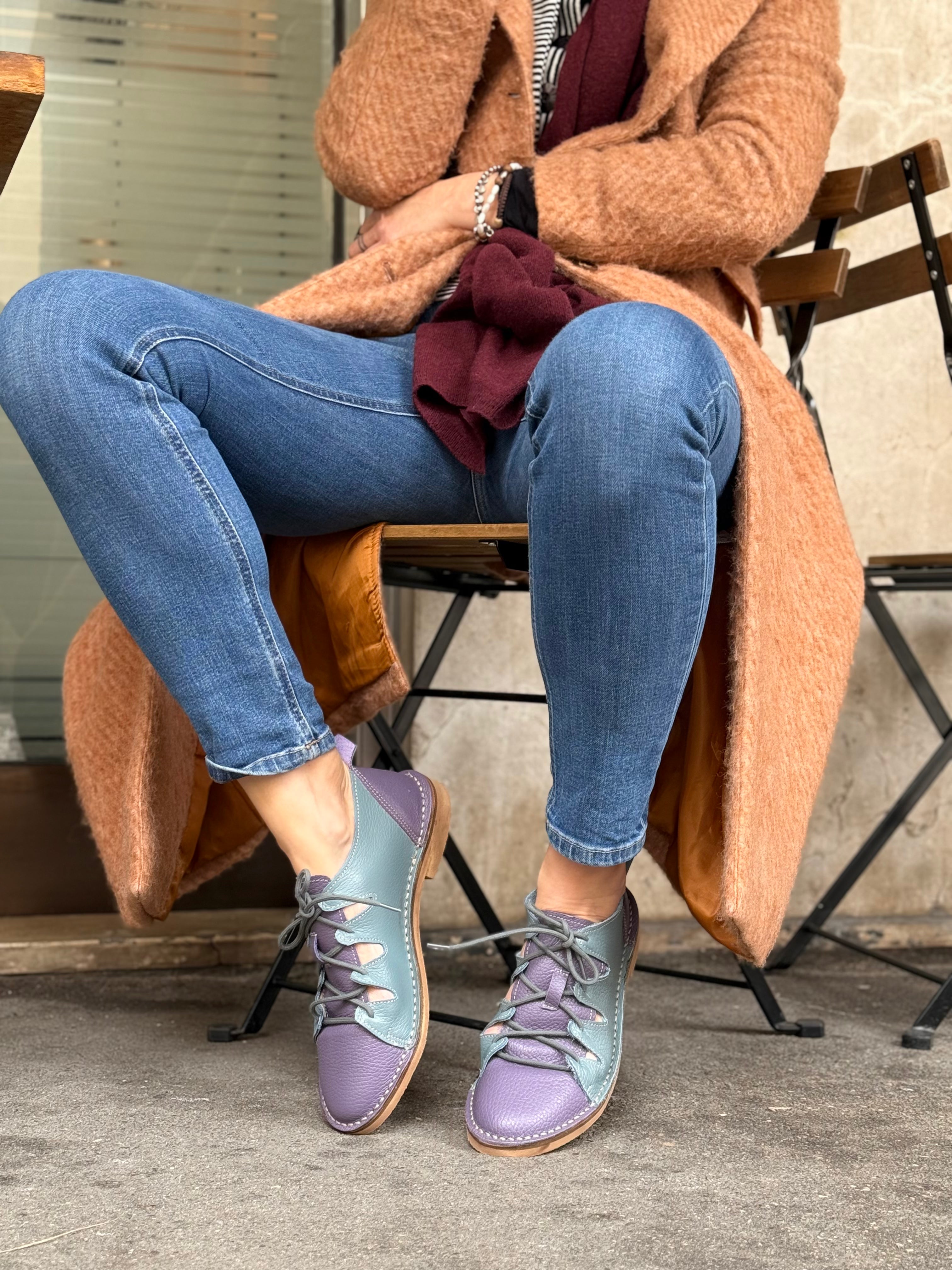 Image of Ostrega Polvere scarpa allacciata in pelle viola e azzurra artigianale toscana