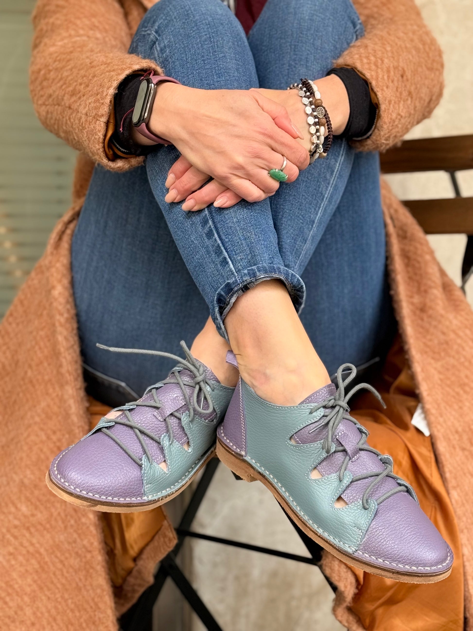 Ostrega Polvere scarpa allacciata in pelle viola e azzurra artigianale toscana