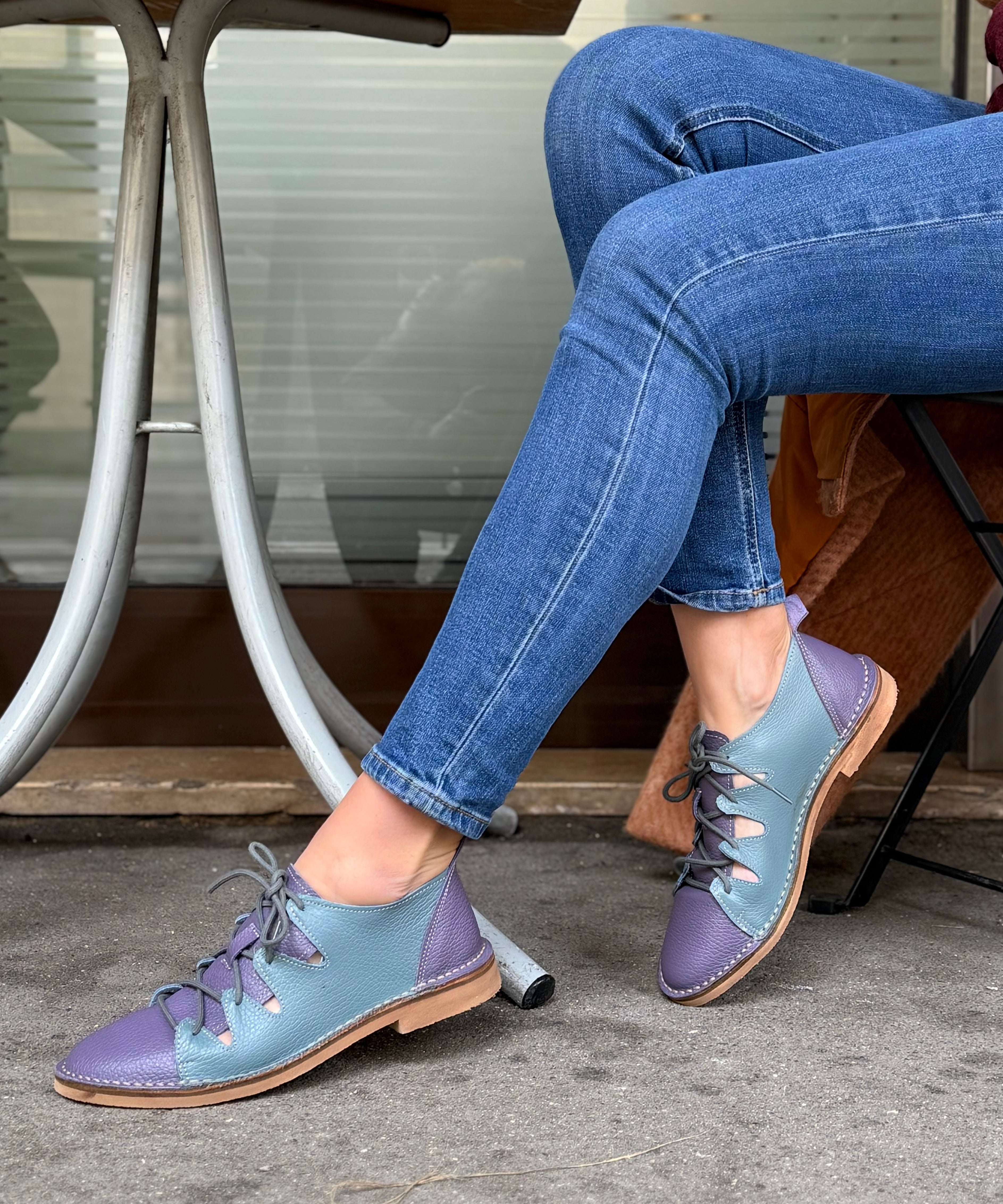 Image of Ostrega Polvere scarpa allacciata in pelle viola e azzurra artigianale toscana