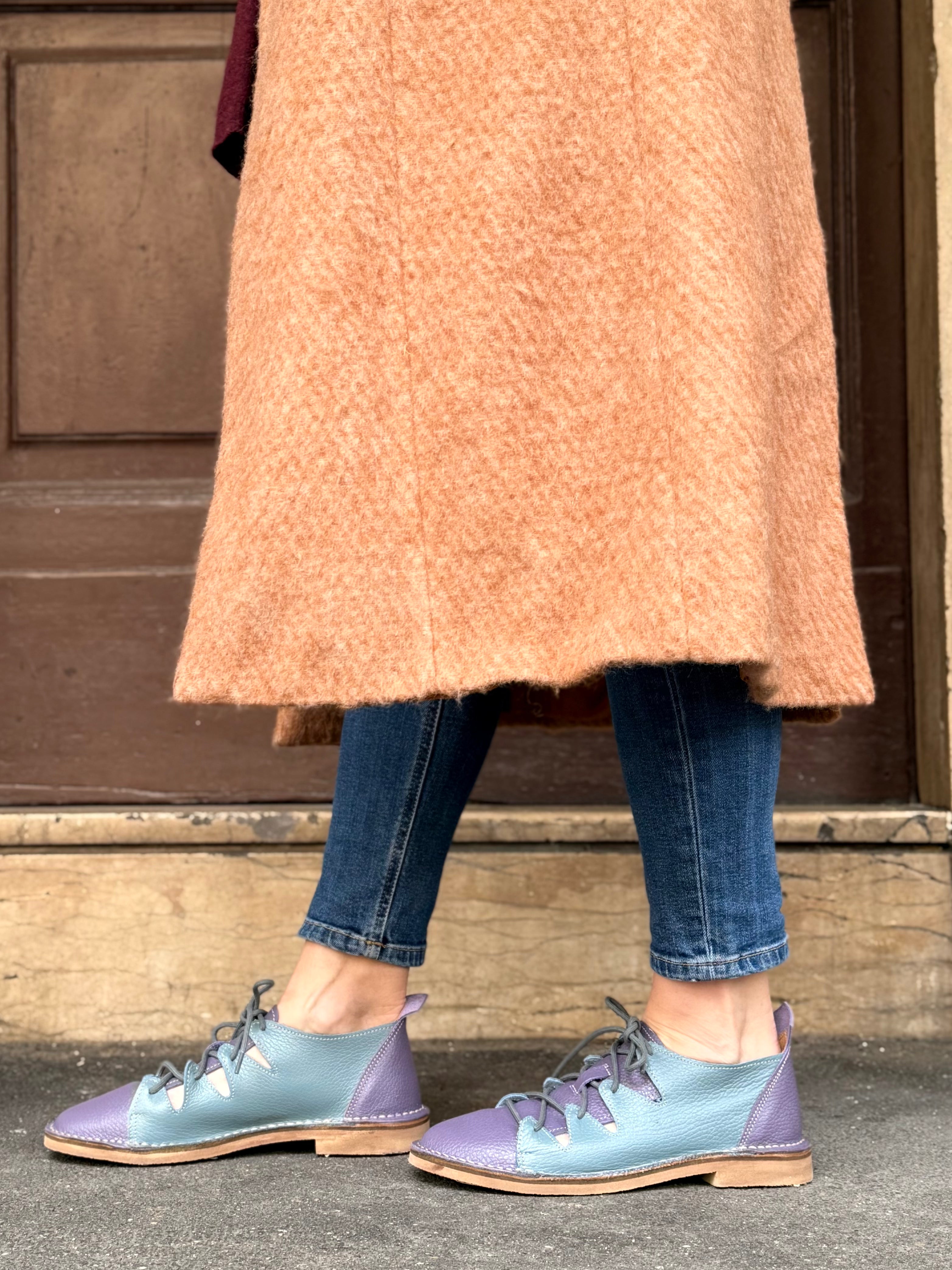 Image of Ostrega Polvere scarpa allacciata in pelle viola e azzurra artigianale toscana