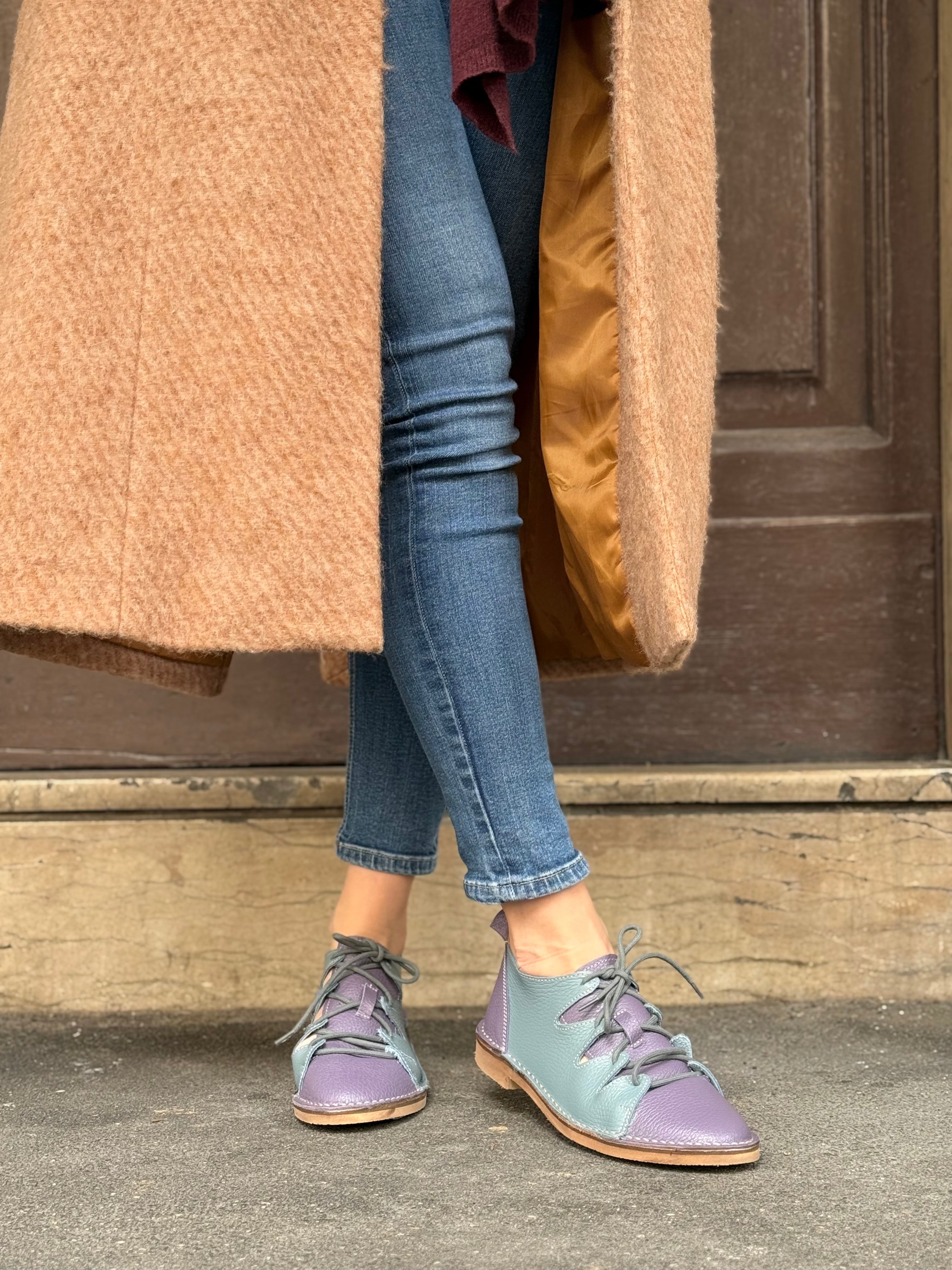 Image of Ostrega Polvere scarpa allacciata in pelle viola e azzurra artigianale toscana