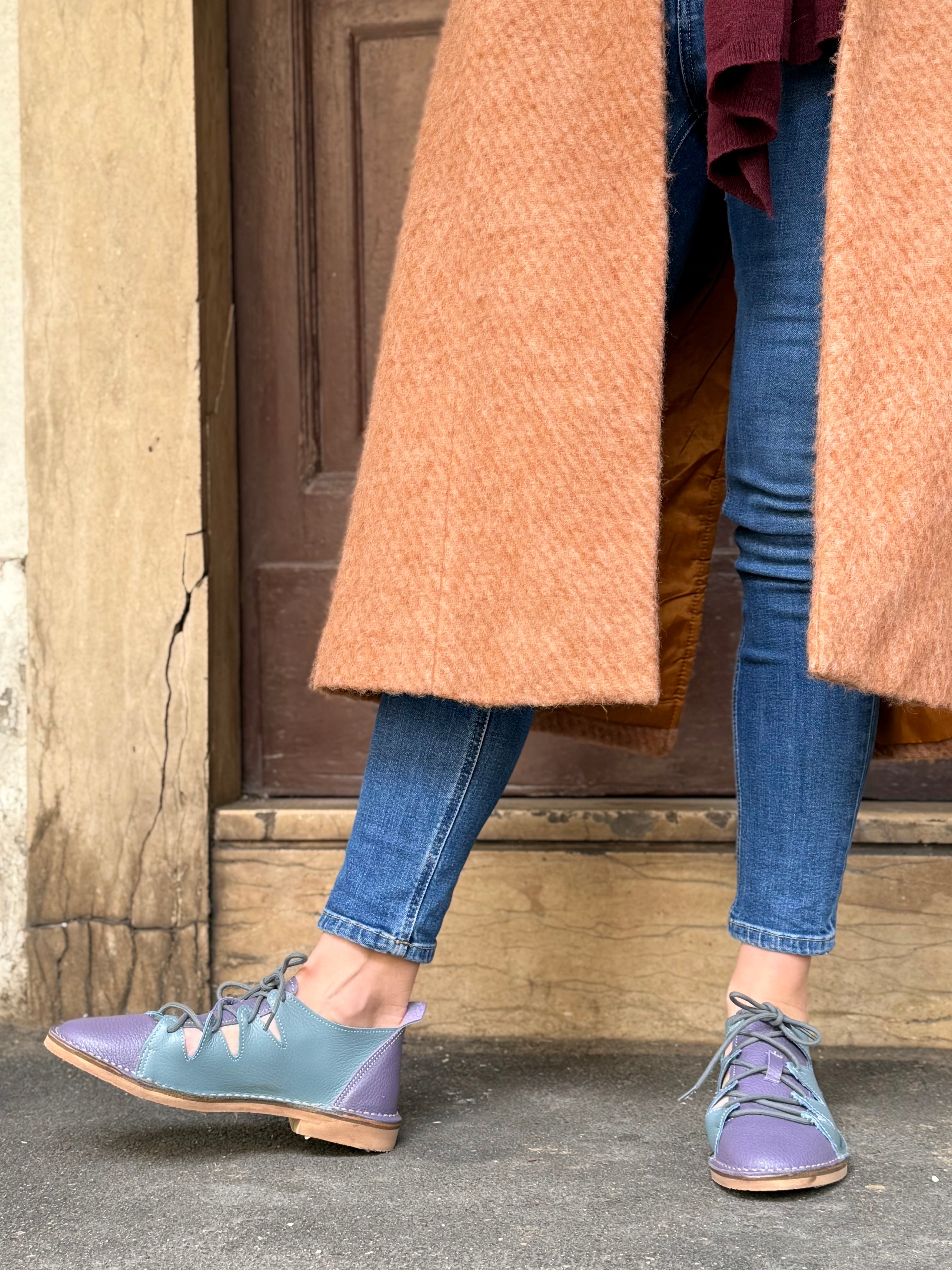 Image of Ostrega Polvere scarpa allacciata in pelle viola e azzurra artigianale toscana