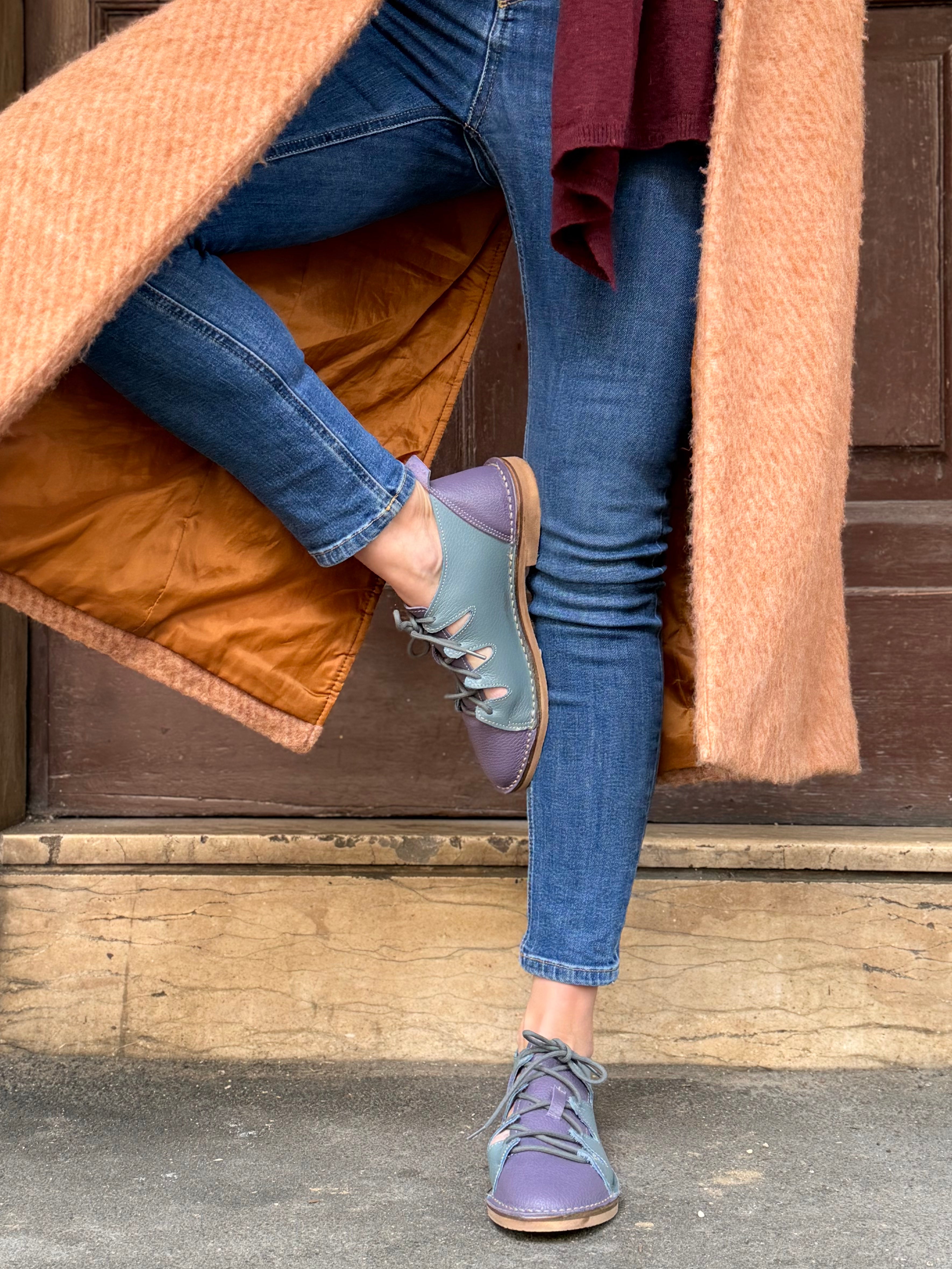Image of Ostrega Polvere scarpa allacciata in pelle viola e azzurra artigianale toscana