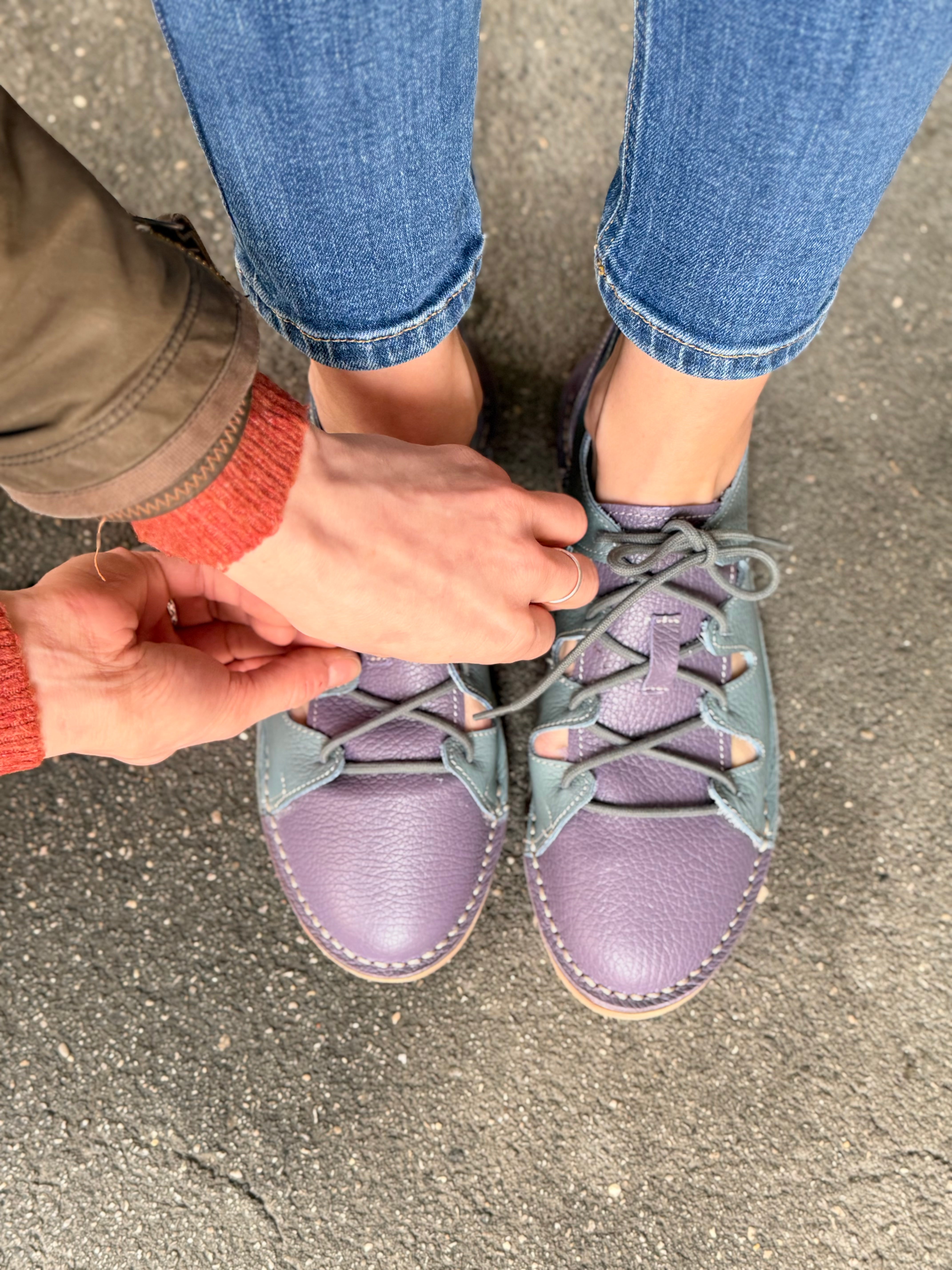 Image of Ostrega Polvere scarpa allacciata in pelle viola e azzurra artigianale toscana