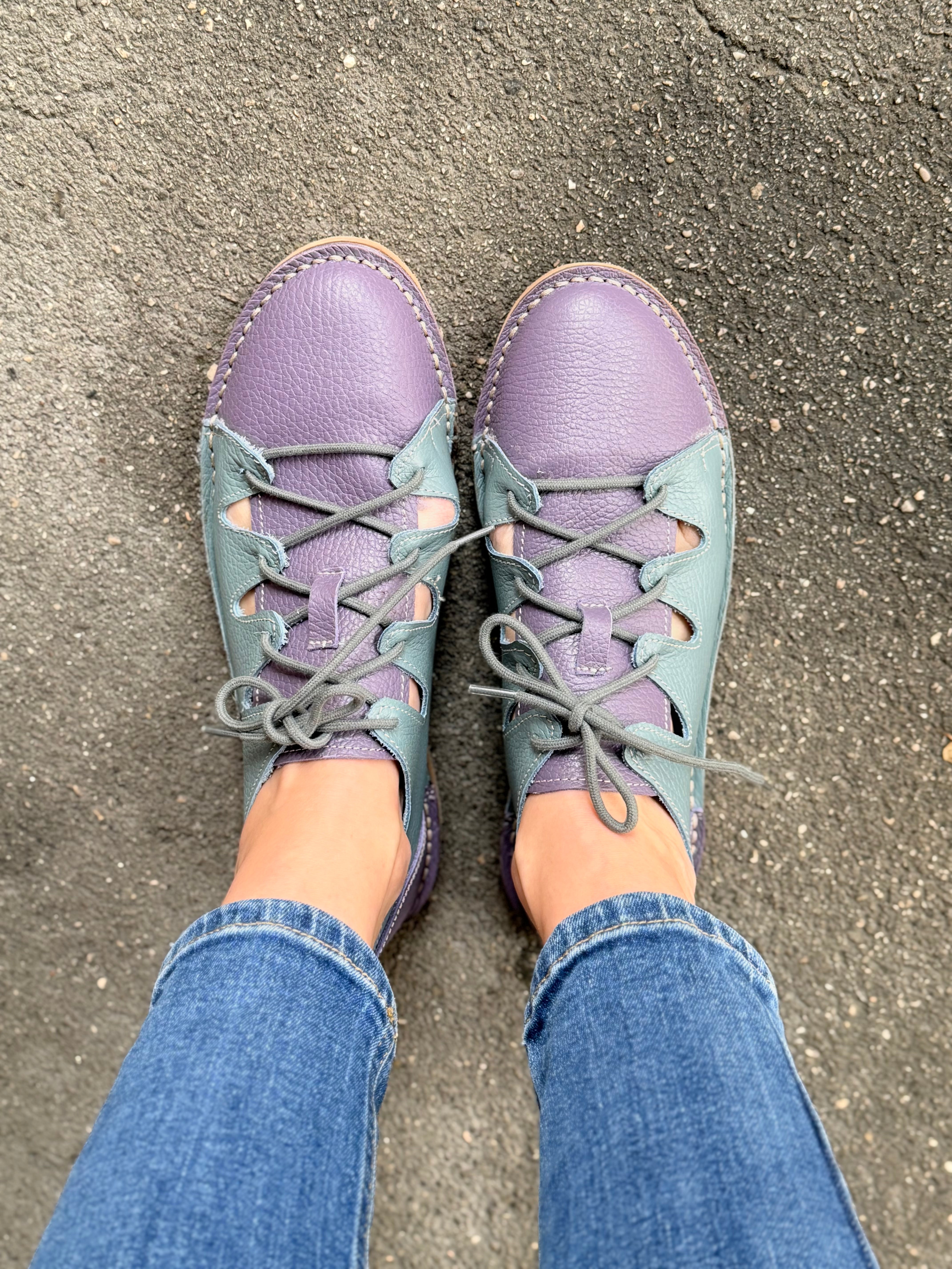 Image of Ostrega Polvere scarpa allacciata in pelle viola e azzurra artigianale toscana