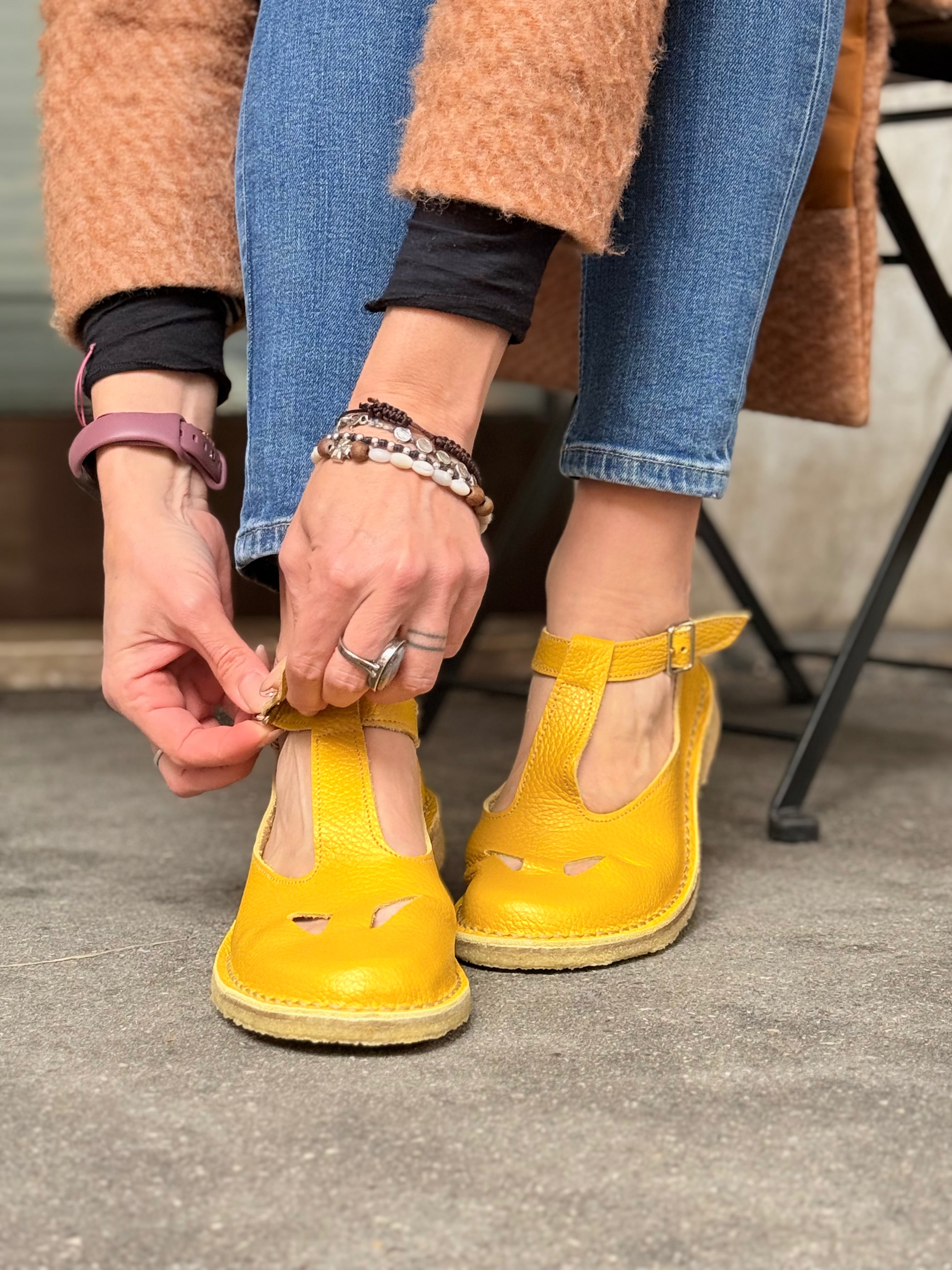 Image of Paturnia Yellow bebe con occhietti in pelle gialla artigianale toscana