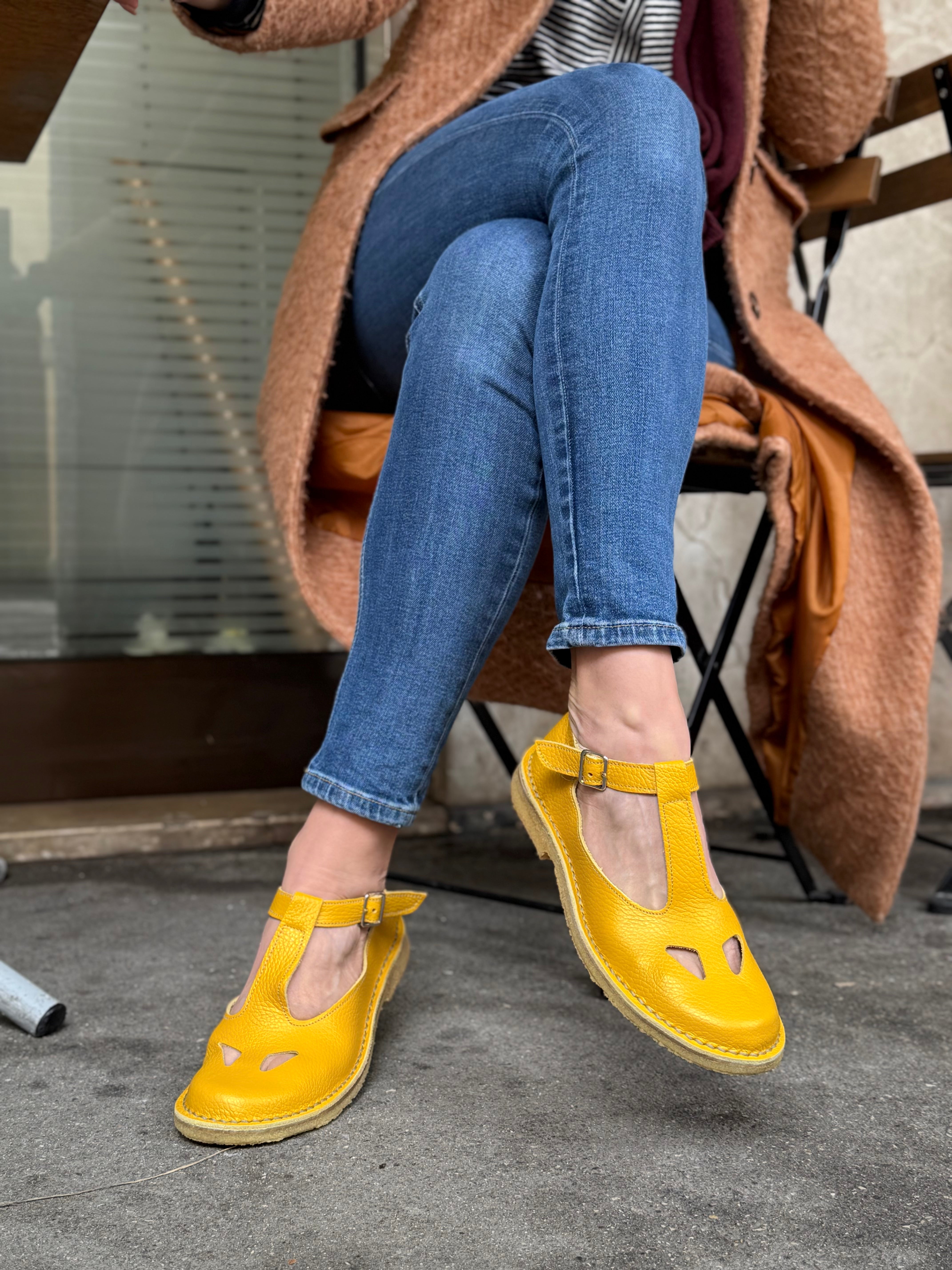 Image of Paturnia Yellow bebe con occhietti in pelle gialla artigianale toscana