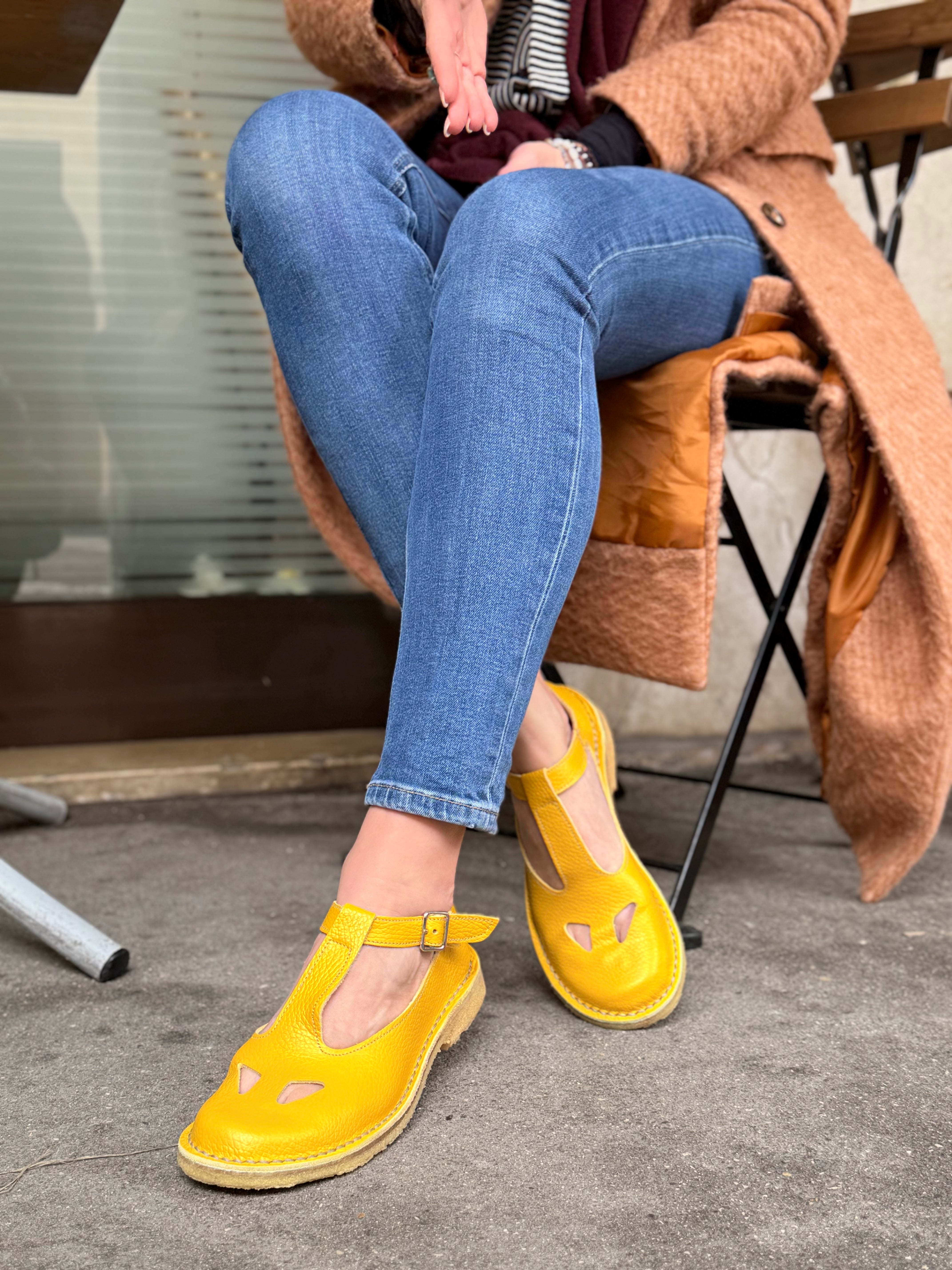 Image of Paturnia Yellow bebe con occhietti in pelle gialla artigianale toscana