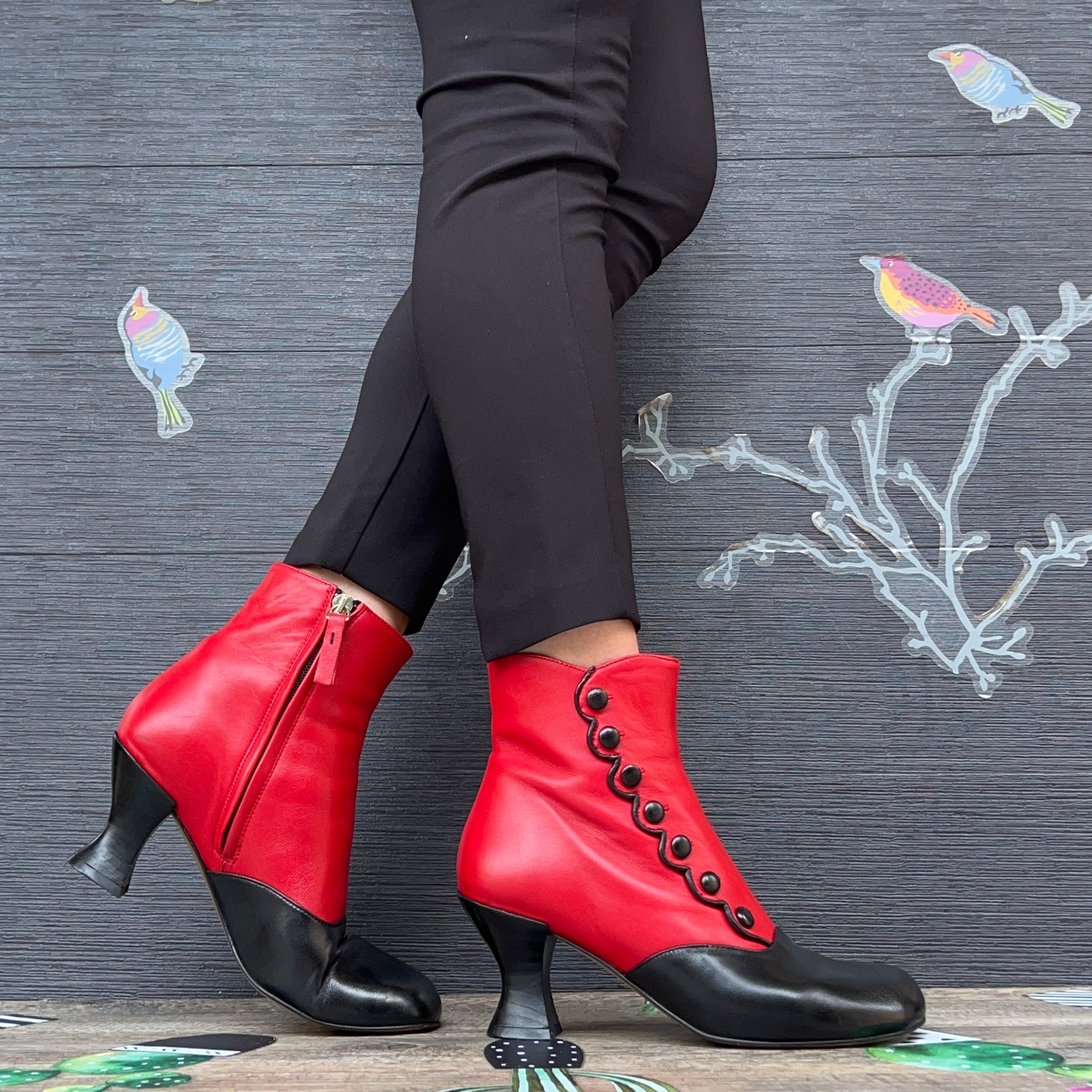 Image of MaryPoppins Red tronchetto stile vintage in pelle nera e rossa artigianale Lagattaconglistivali