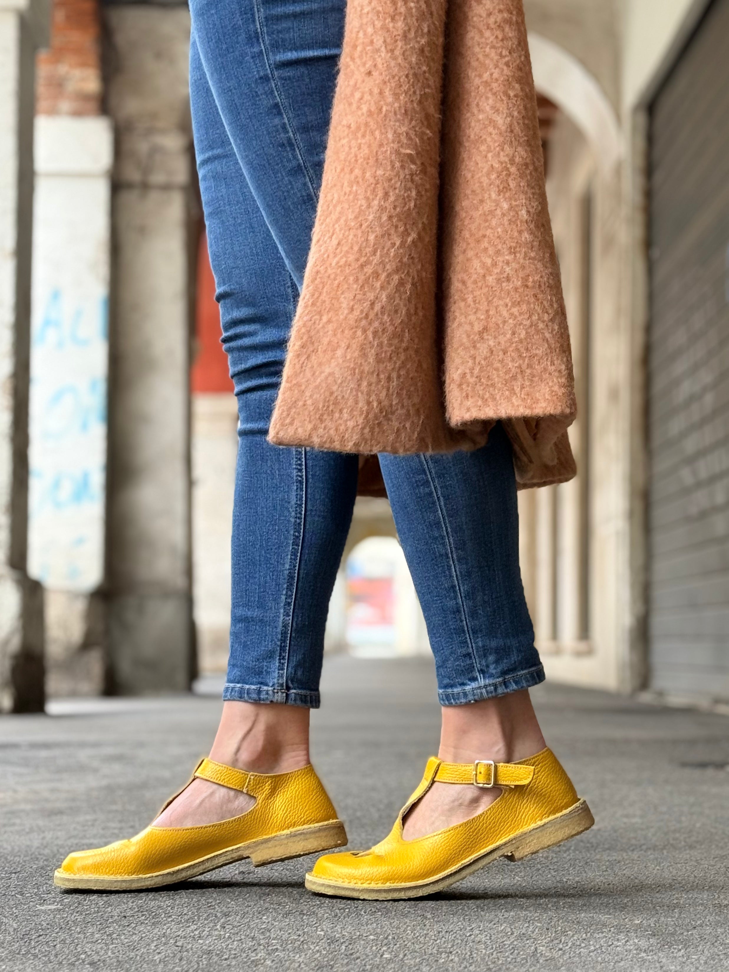 Image of Paturnia Yellow bebe con occhietti in pelle gialla artigianale toscana