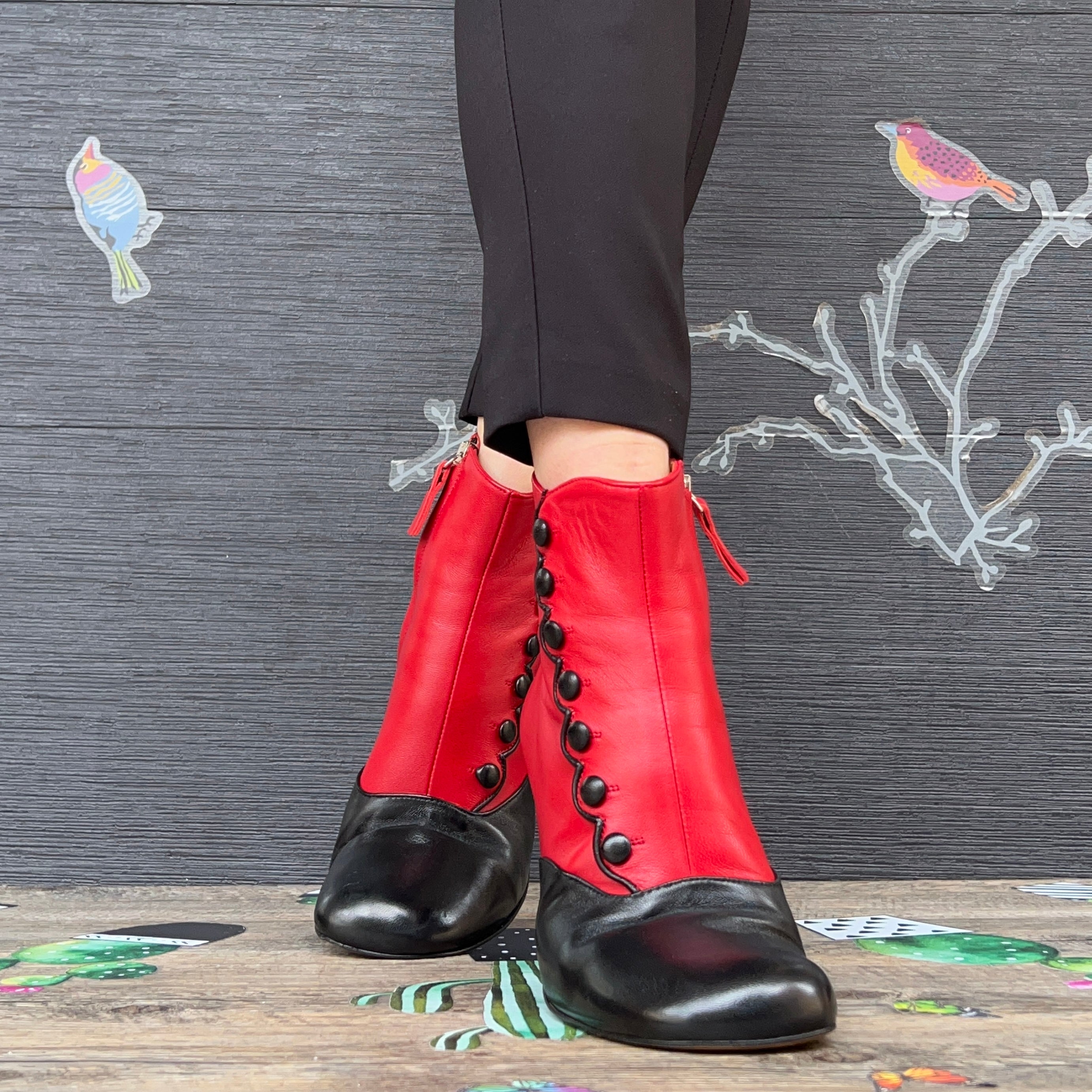 Image of MaryPoppins Red tronchetto stile vintage in pelle nera e rossa artigianale Lagattaconglistivali