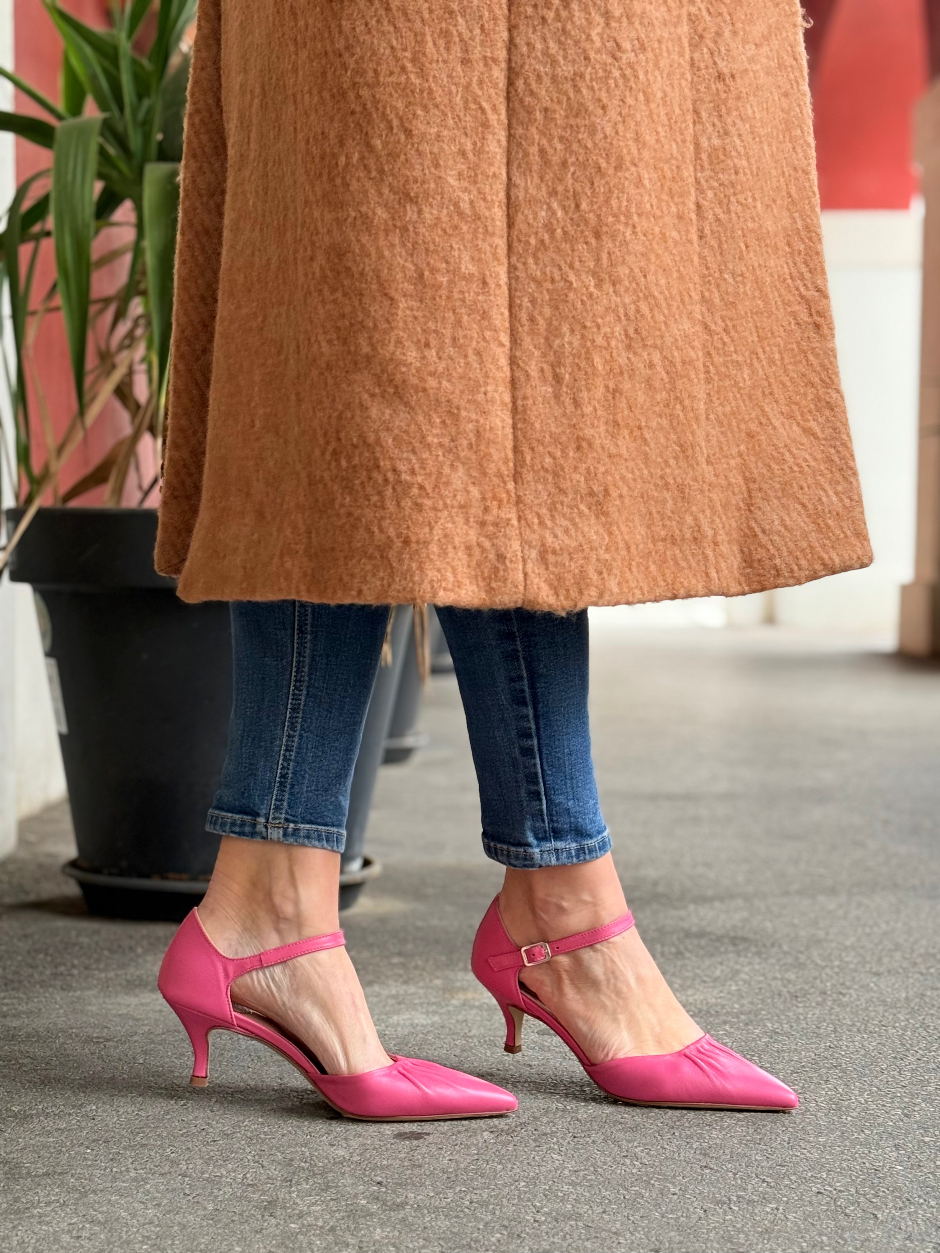 Image of Paulette Pink decollete in nappa guantino rosa con cinturino tacco 6cm artigianale marchigiano