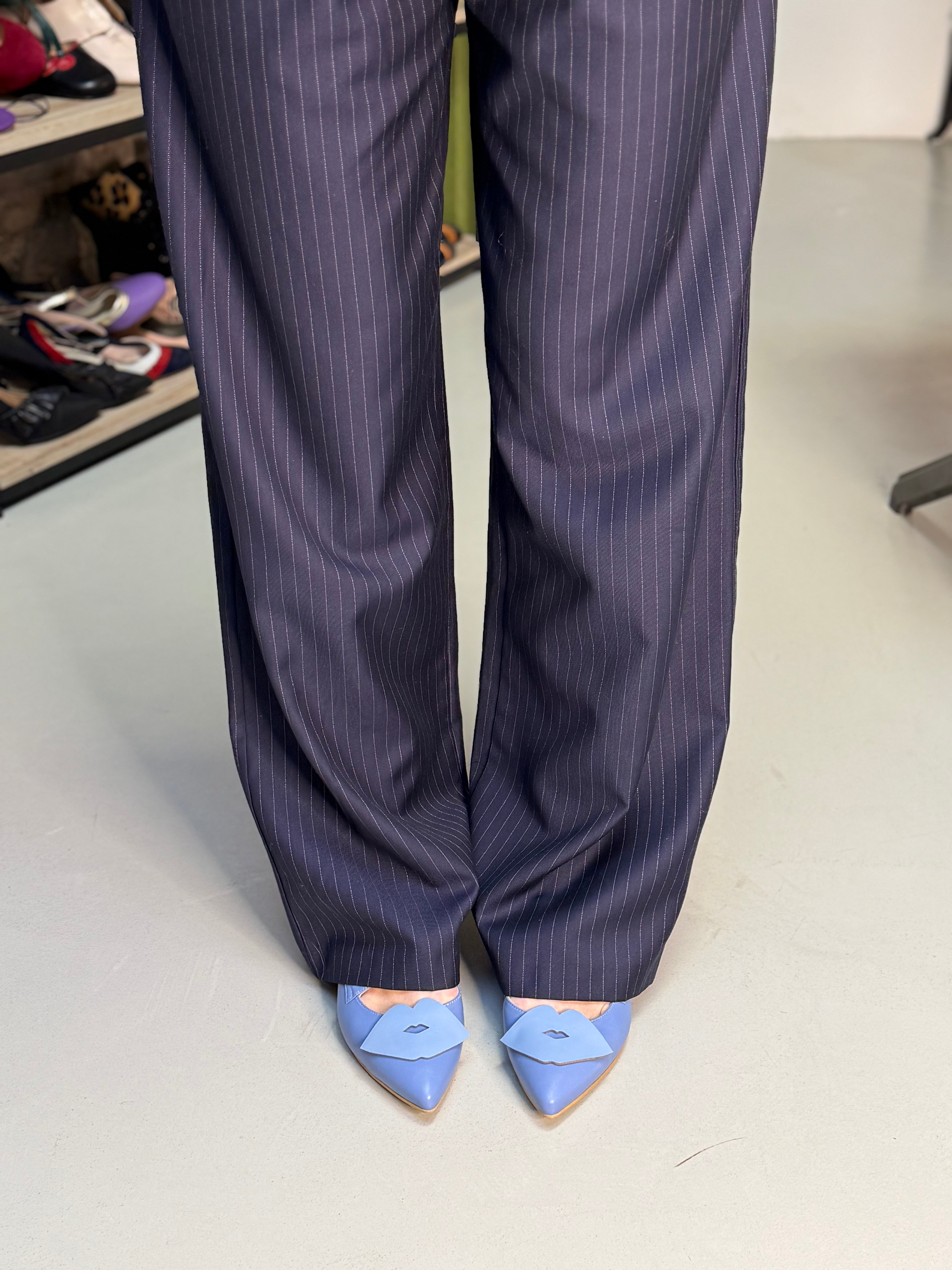 Image of Lips Cielo scarpina bassa in nappa jeans con dettaglio azzurro tacco 2 artigianale pugliese