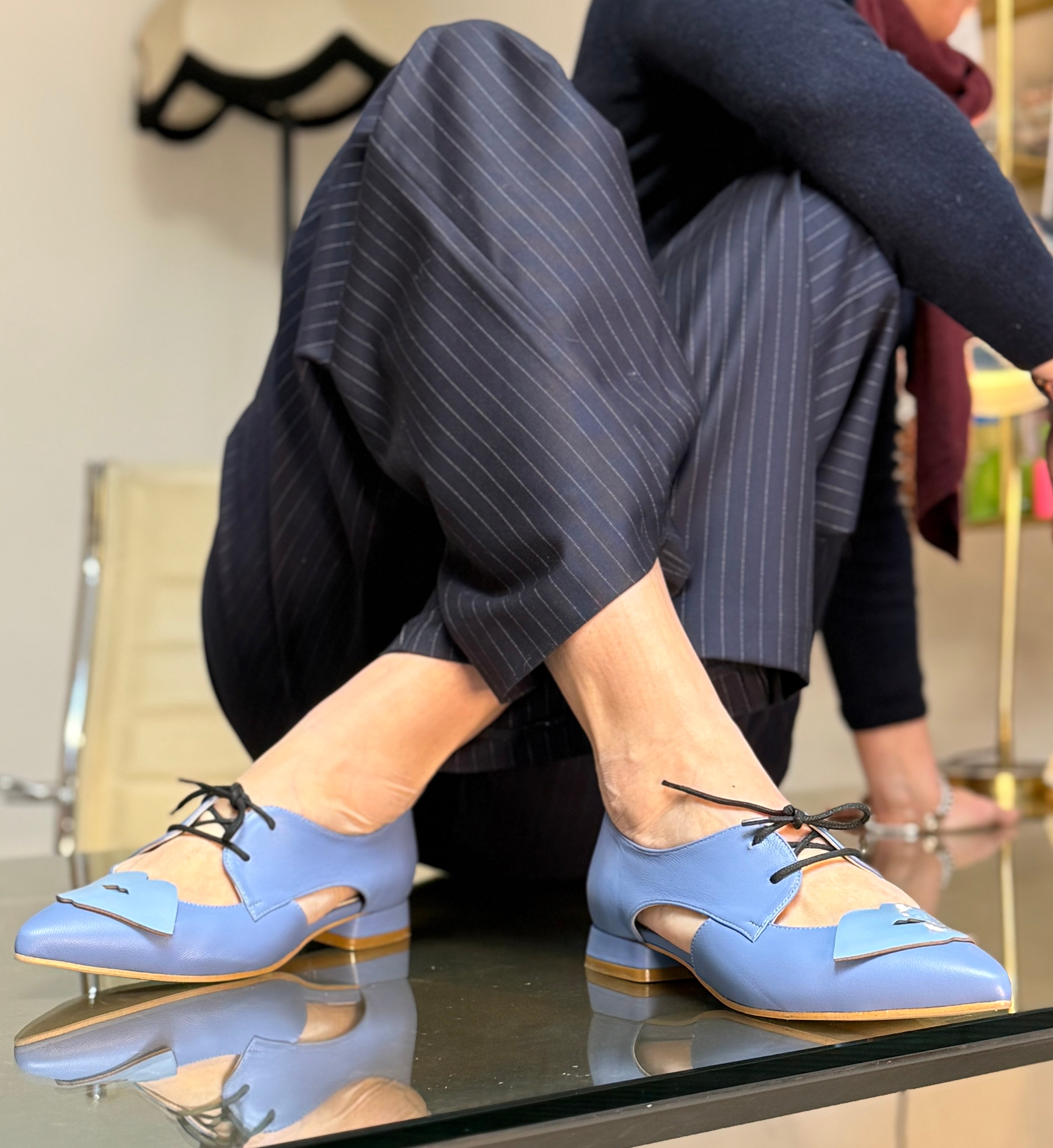 Image of Lips Cielo scarpina bassa in nappa jeans con dettaglio azzurro tacco 2 artigianale pugliese