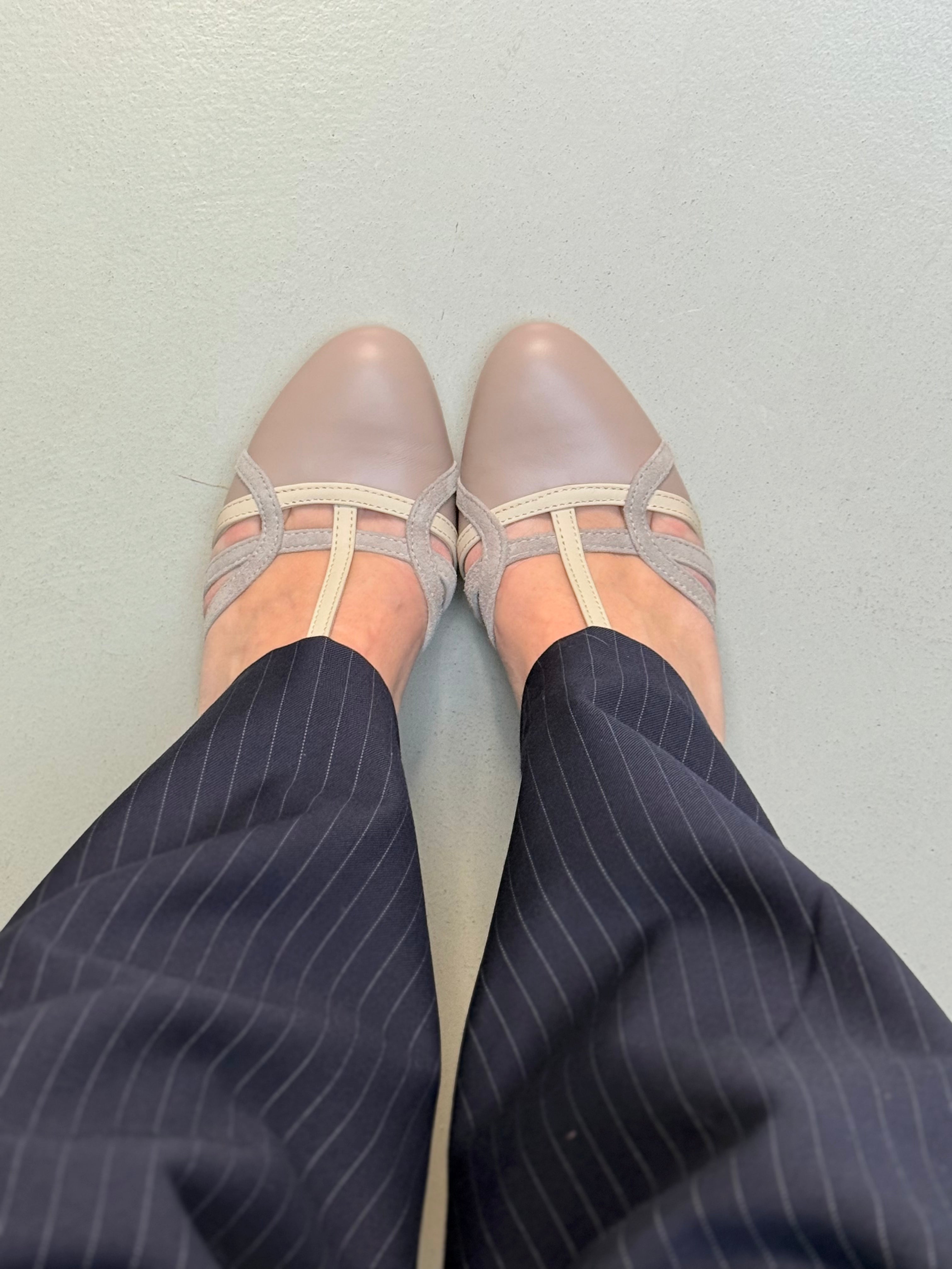 Image of Alika Nude decollete t-bar in pelle nude con cinturino stile vintage tacco 7 cm artigianale marchigiana