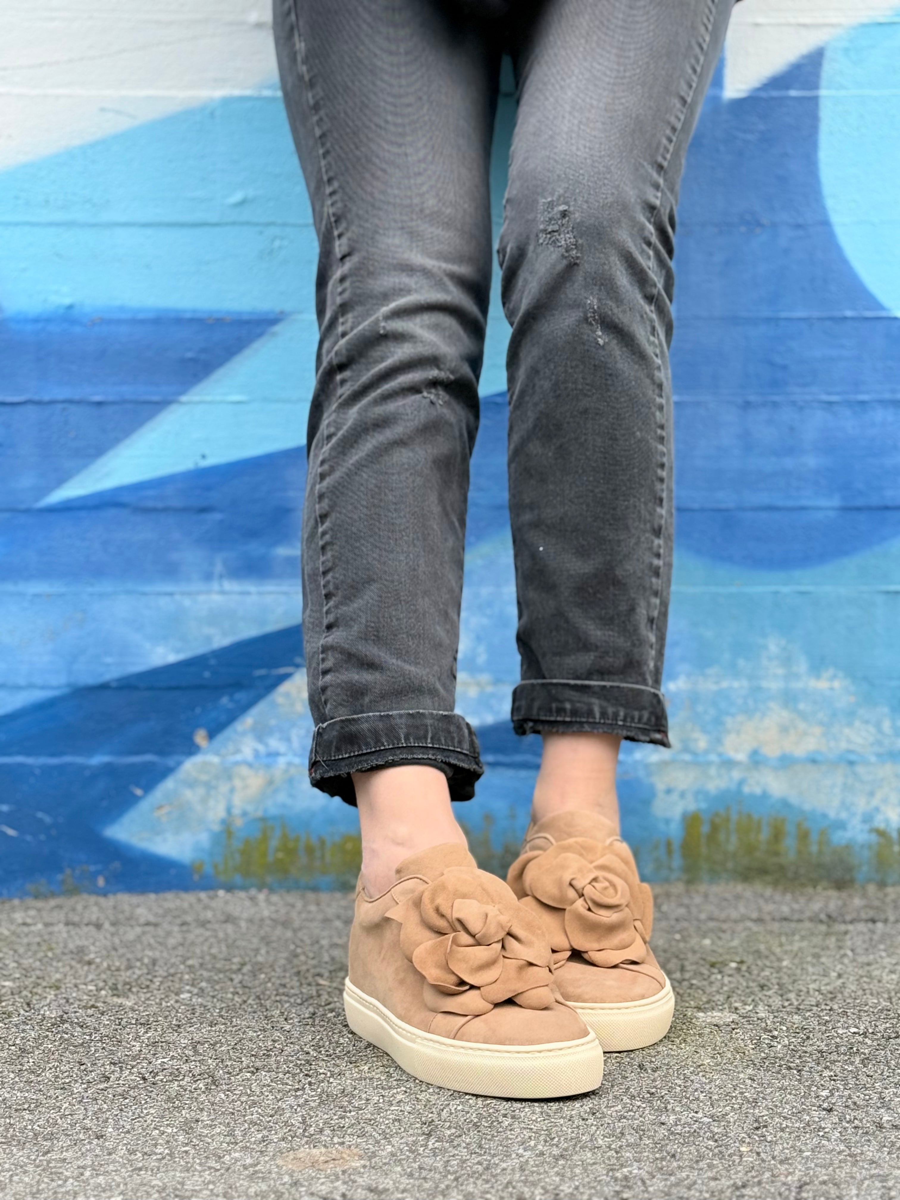 Image of Calla Sabbia sneaker in camoscio beige con fiore applicato artigianale marchigiano