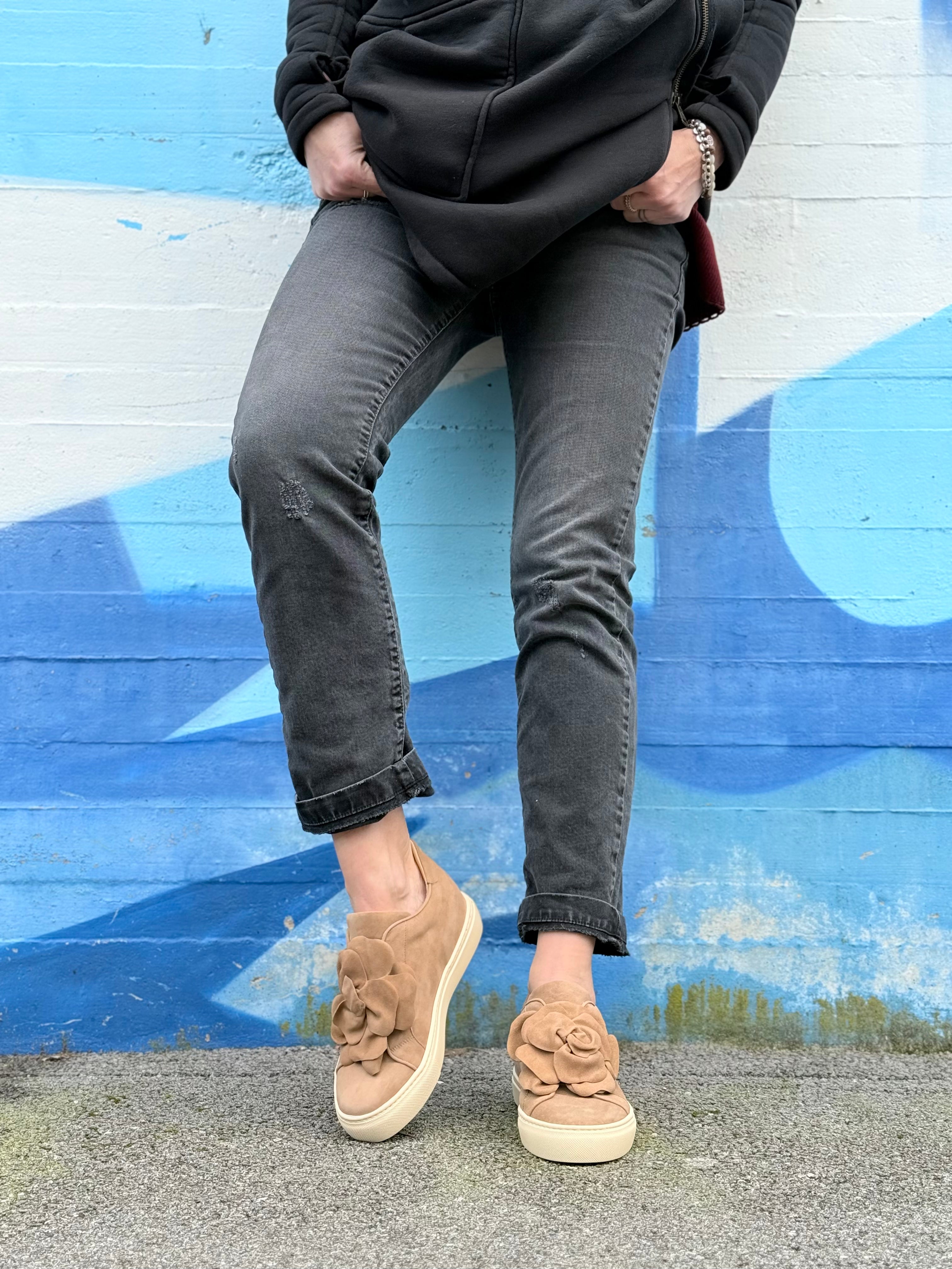 Image of Calla Sabbia sneaker in camoscio beige con fiore applicato artigianale marchigiano
