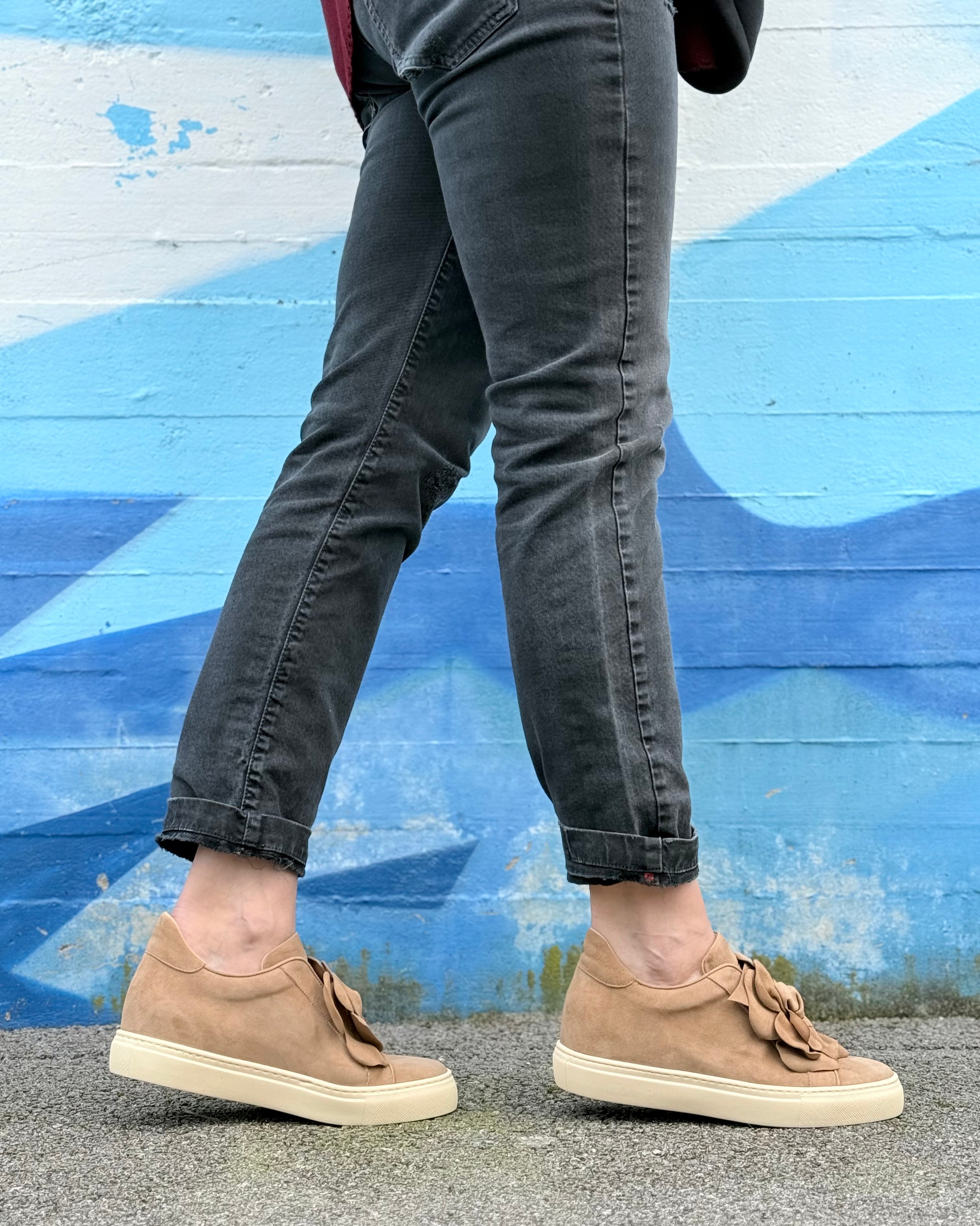Image of Calla Sabbia sneaker in camoscio beige con fiore applicato artigianale marchigiano