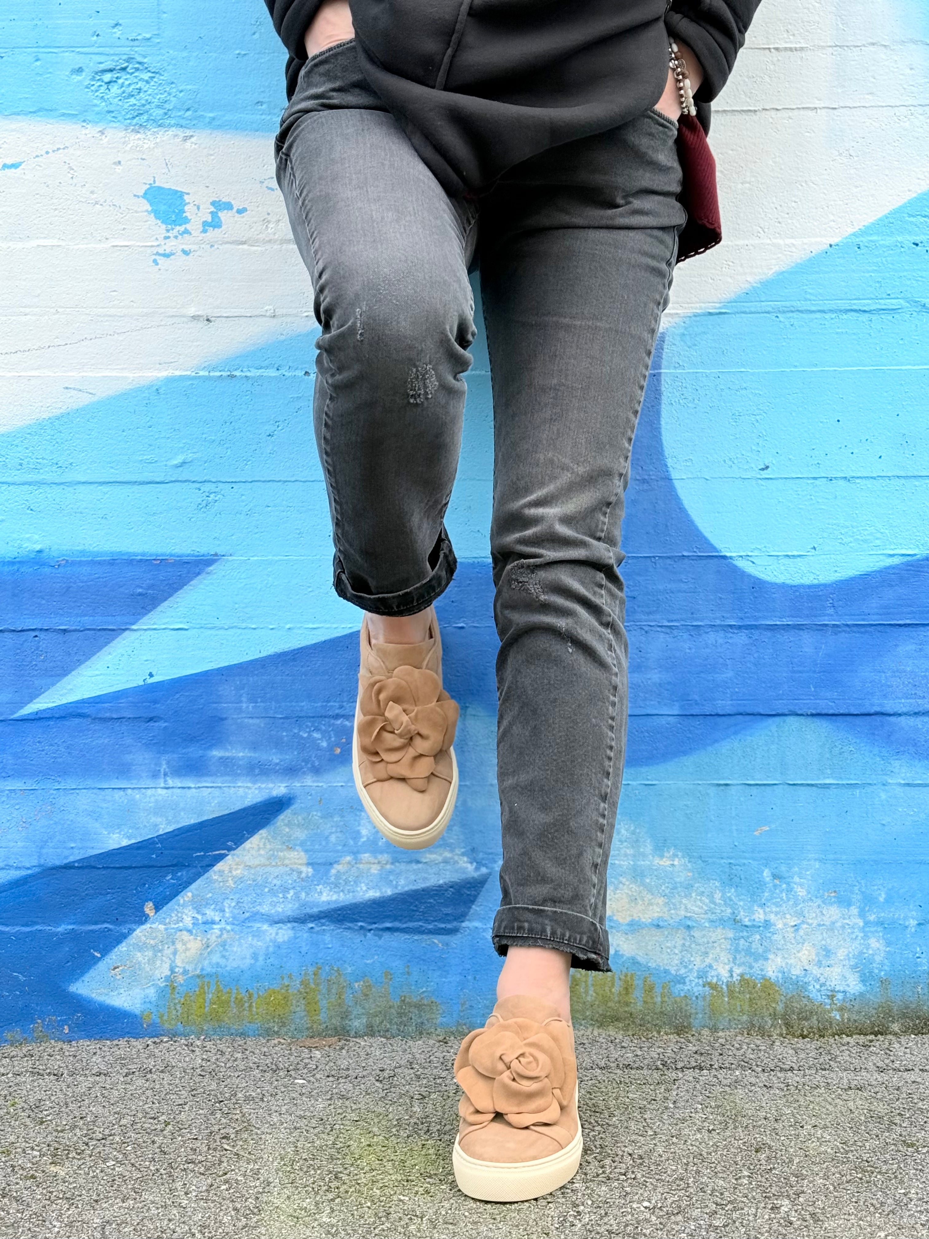 Image of Calla Sabbia sneaker in camoscio beige con fiore applicato artigianale marchigiano