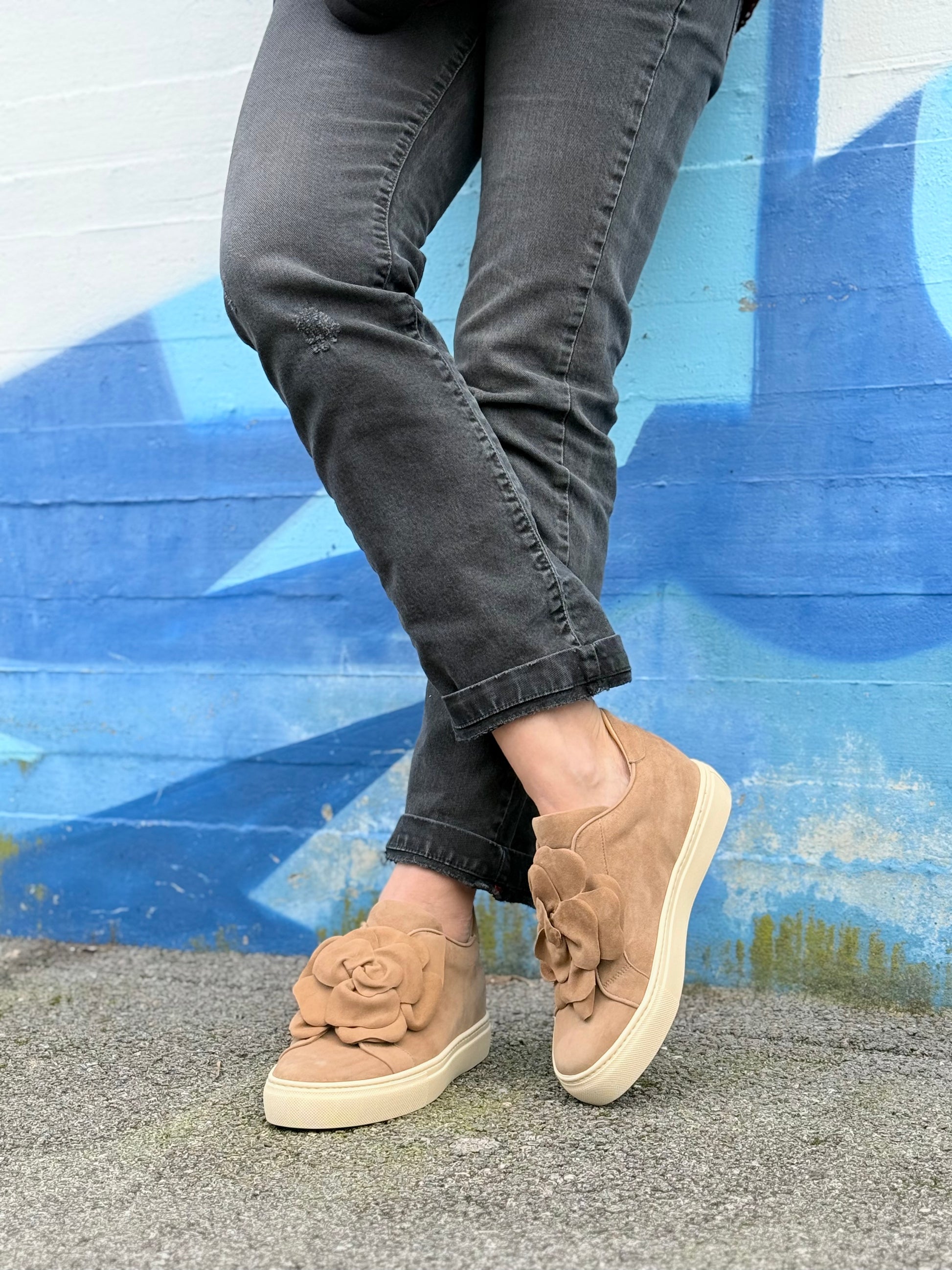 Calla Sabbia sneaker in camoscio beige con fiore applicato artigianale marchigiano