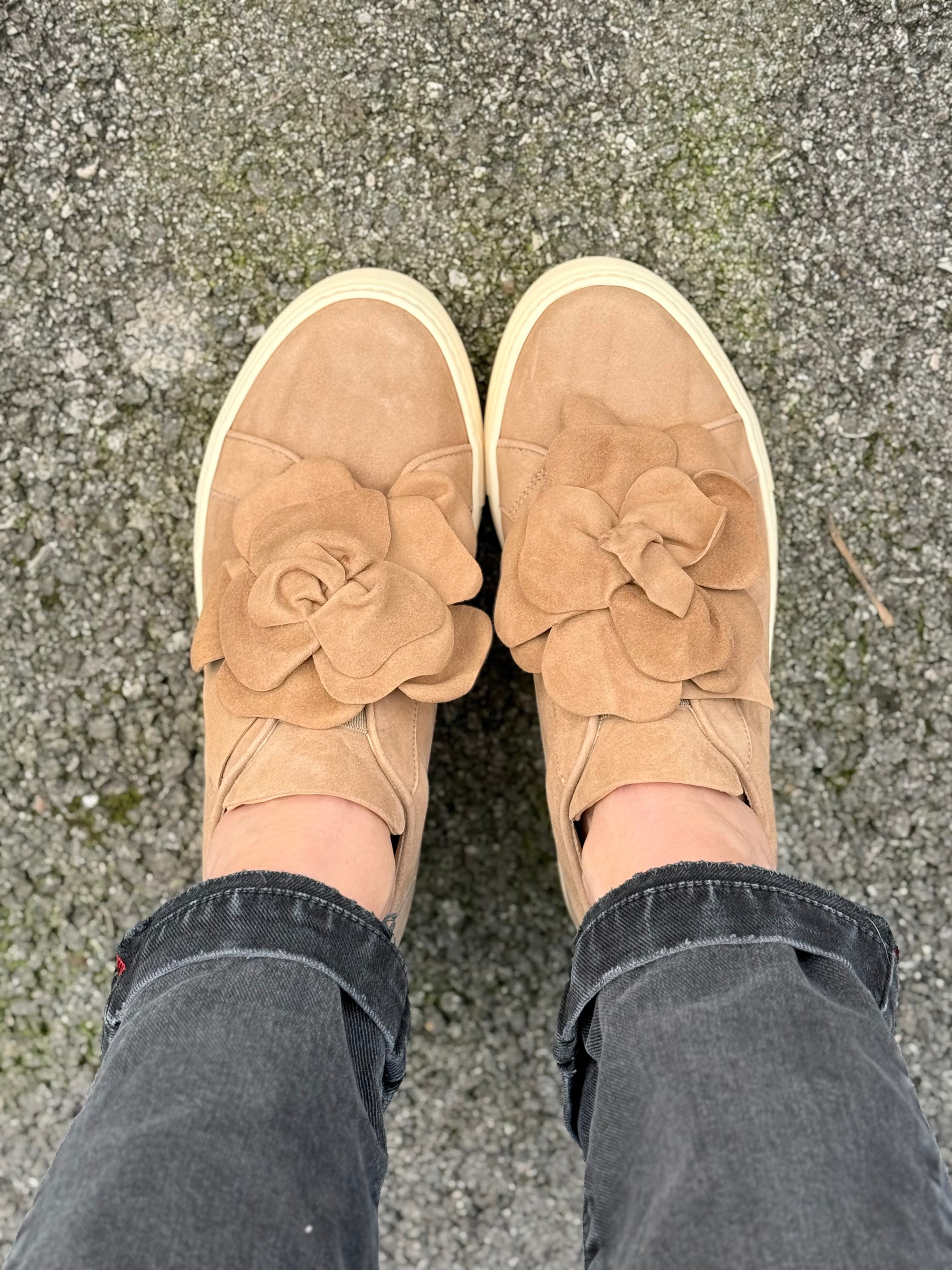 Image of Calla Sabbia sneaker in camoscio beige con fiore applicato artigianale marchigiano