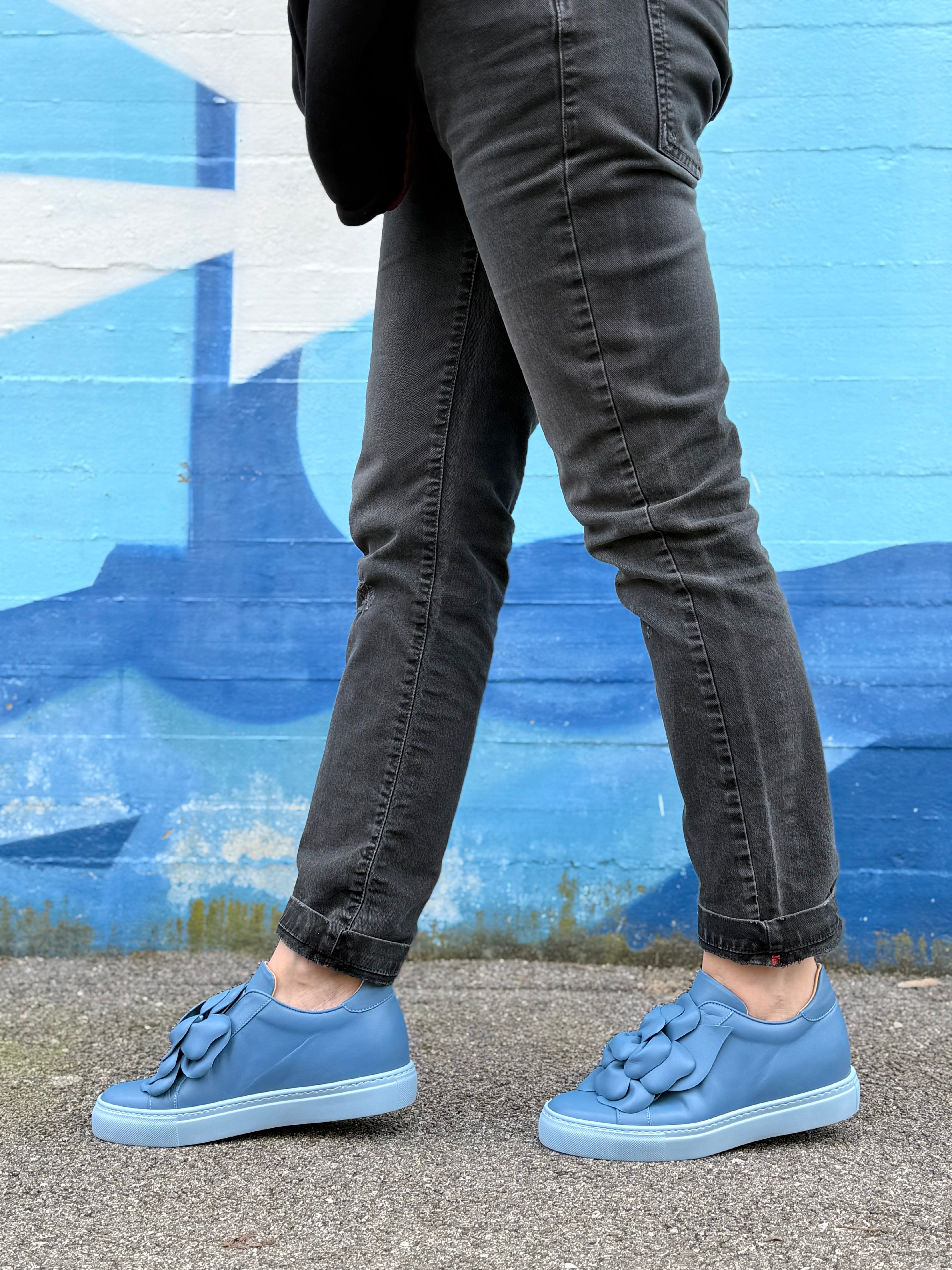 Image of Calla Cielo sneaker in nappa azzurra con fiore applicato artigianale marchigiano